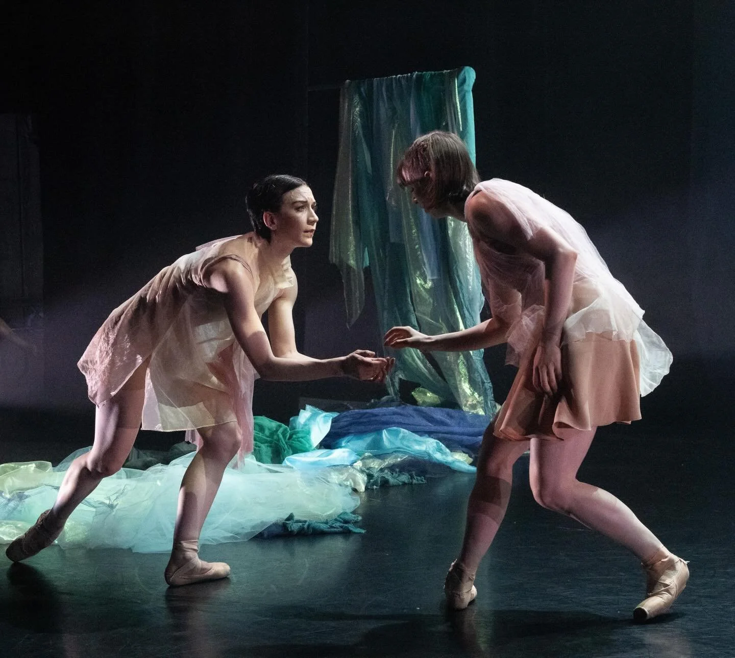 { a few more photos from @renversonsdance the other weekend, these photographed by @steven_pisano ✨ }
.
Bury Your Gaze
Choreographer &amp; Artistic Director: @minnie.lane 
Librettist &amp; Poet: @emilydemaionewton 
Lighting Design: Emily Clarkson
Cos