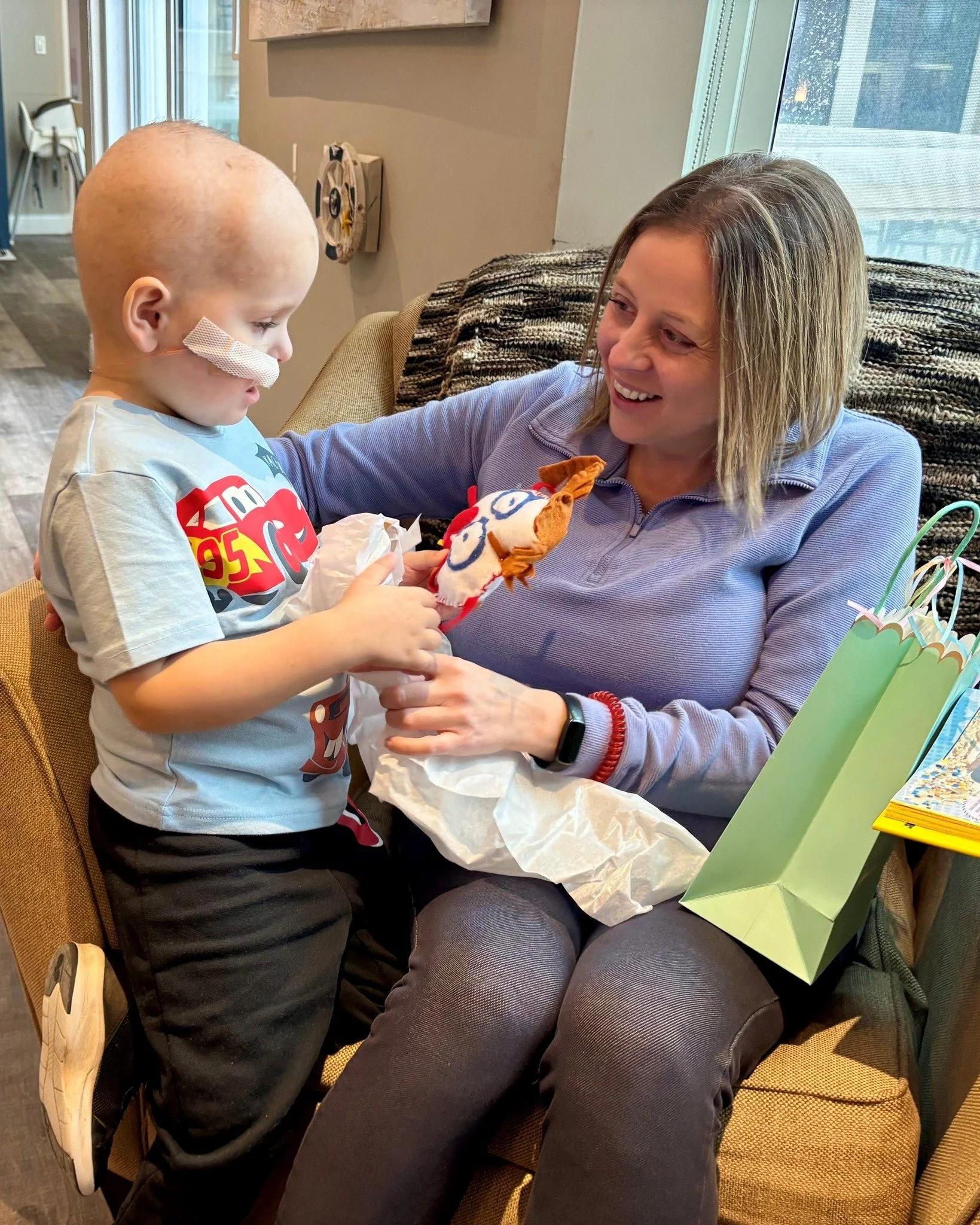 Max got his Brave Buddy! Can you feel the JOY?! Thank you @prettyinpaint.ko for the joy you're bringing to kids like Max. 

#MondayMotivation #FacingChildhoodCancerTogether💛🎗💛 #ChildcanJoy #JoyStampOfApproval