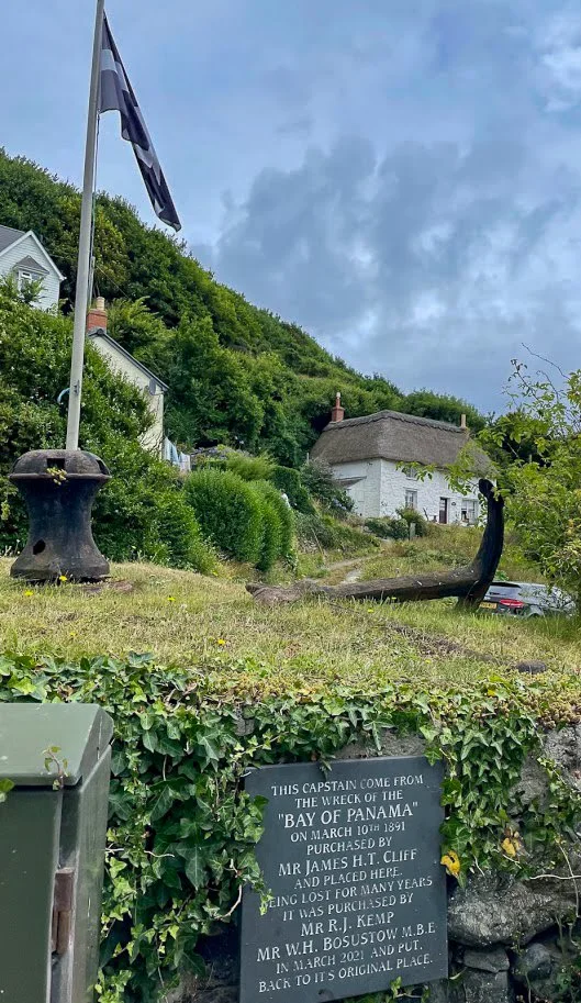Thatched cottage at Porthoustock