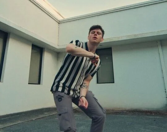 Chaz Cardigan - "Middle of the Road" New Music Video
