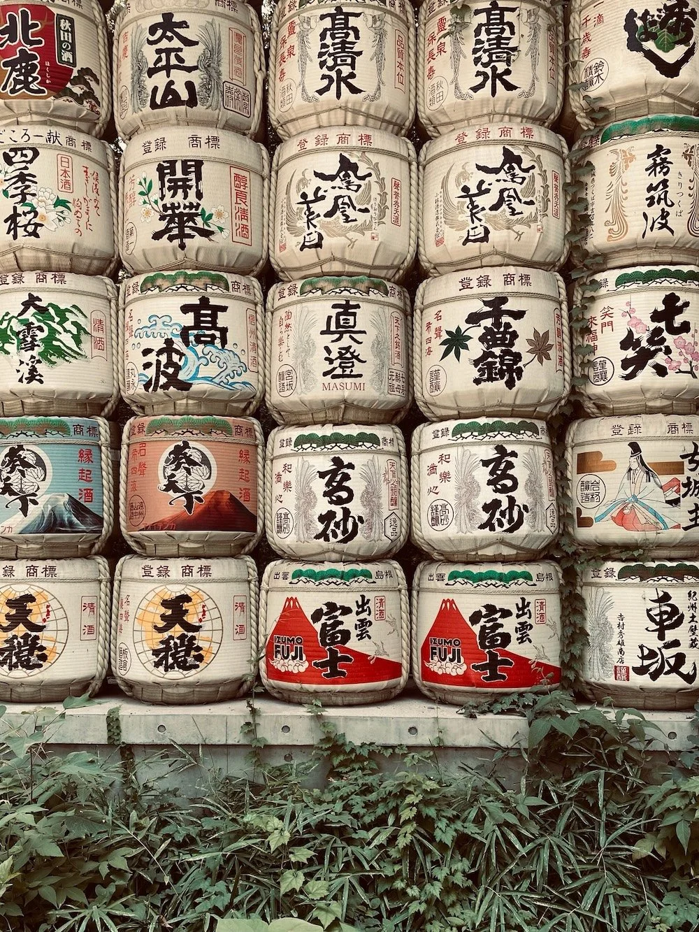   Bidones de sake  cuidadosamente amontonados en el tranquilo templo Meiji Jingu, creando una atmósfera que invita a la contemplación. 