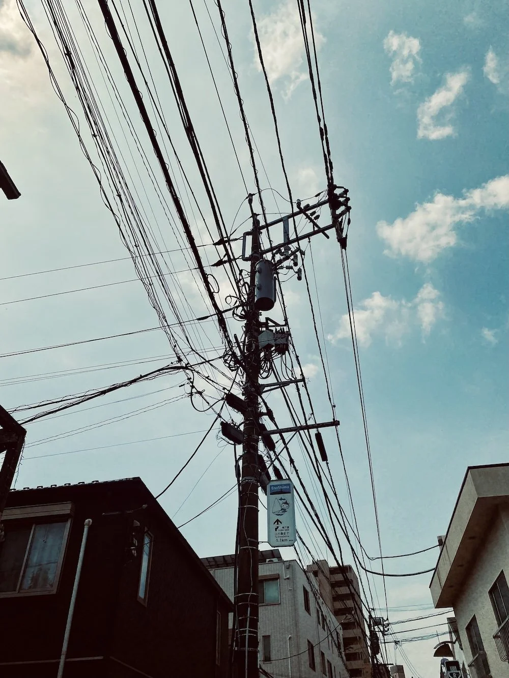   El cableado eléctrico  en las ciudades japonesas se entrelaza de forma desordenada, mostrando una belleza única e imperfecta. 