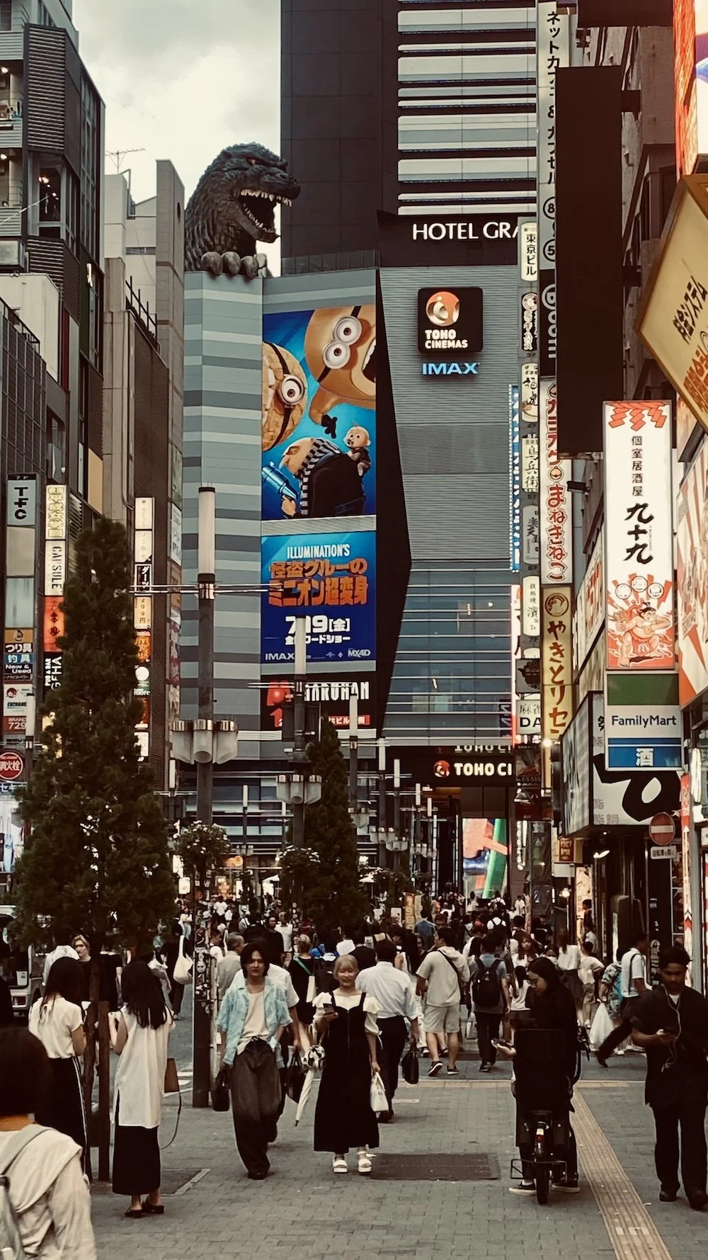 Una  cabeza de Godzilla  (que rugía y escupía humo cada hora) asomando por Shinjuku porque no había suficientes estímulos en la calle. 
