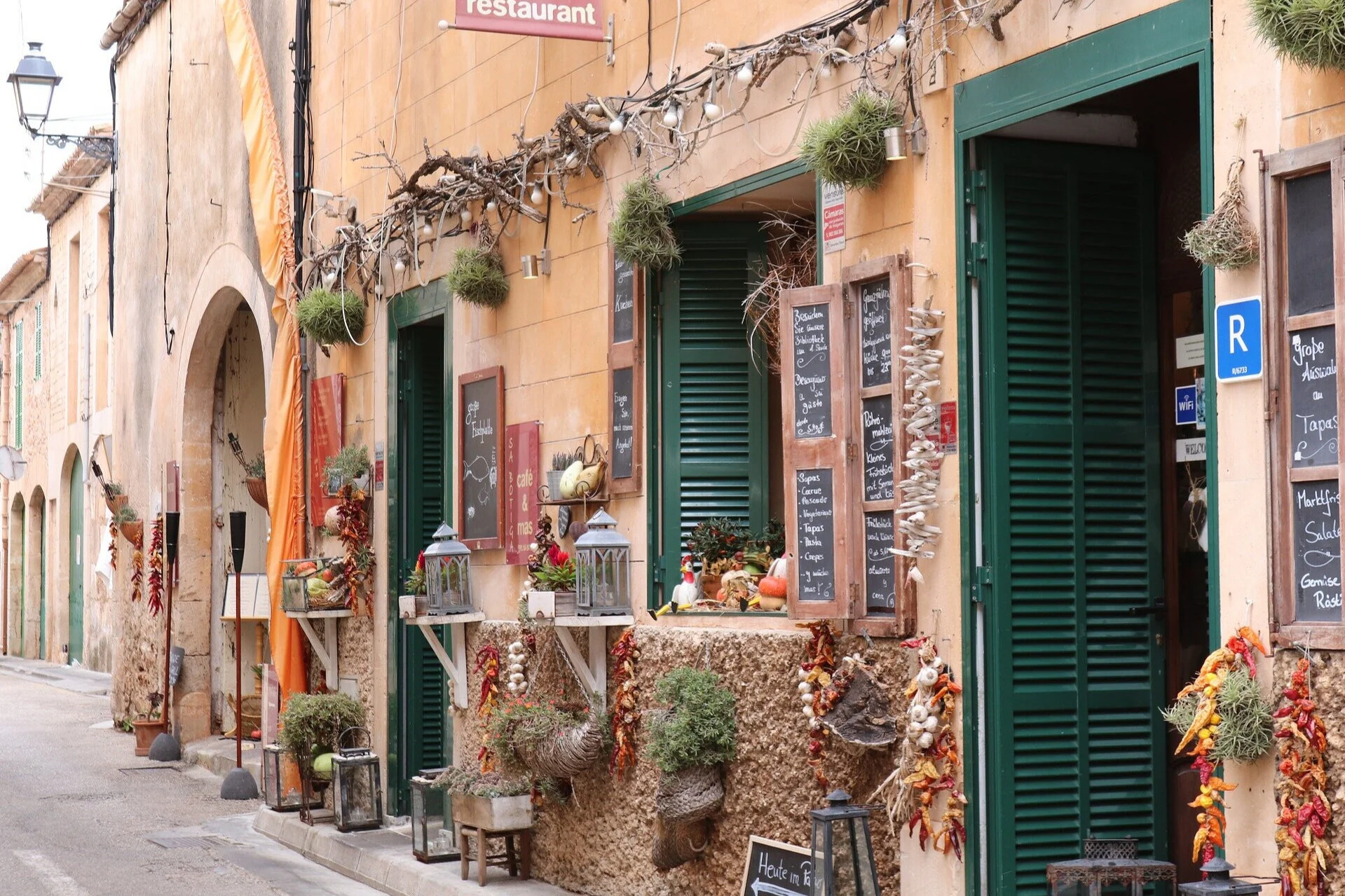 shops-2897328_1920.jpg
