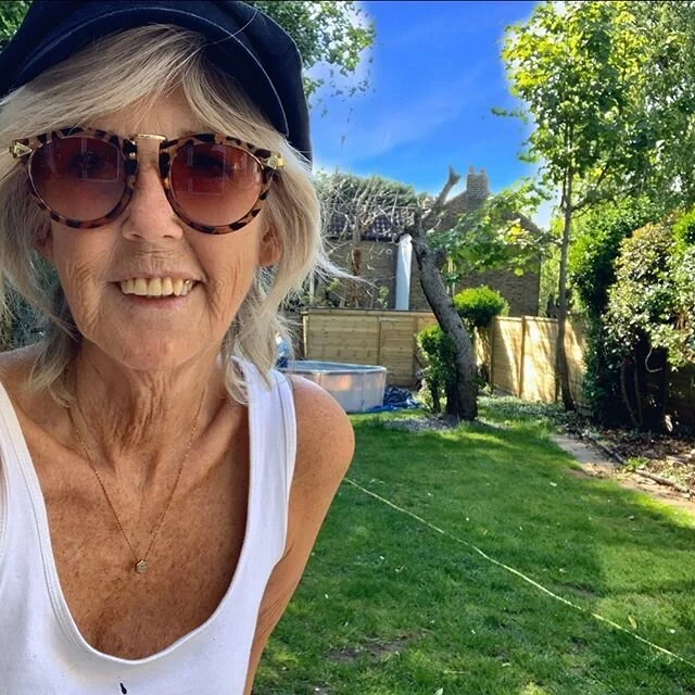 Another beautiful sunny day in London. It struck me today that some people live a solitary life 24/7 because of depression and other mental illnesses. So let&rsquo;s be grateful for what we have.  A smile is such a valuable possession. ...
.
.
.
#boo