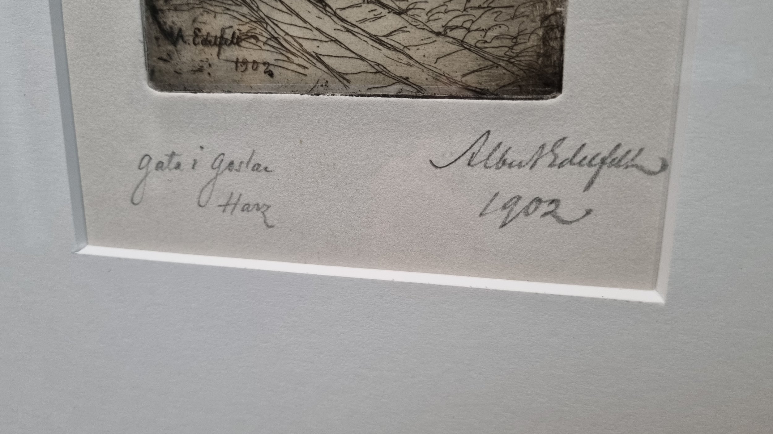  Albert Edelfeltin pienessä etsauksessa (Katu Goslarissa, Harzissa) vuodelta 1902 merkintöjen käyttö ei ole vielä vakiintunut. Teoksen ja tekijän nimien sijoittelu ei mahdu kuvan alle. 