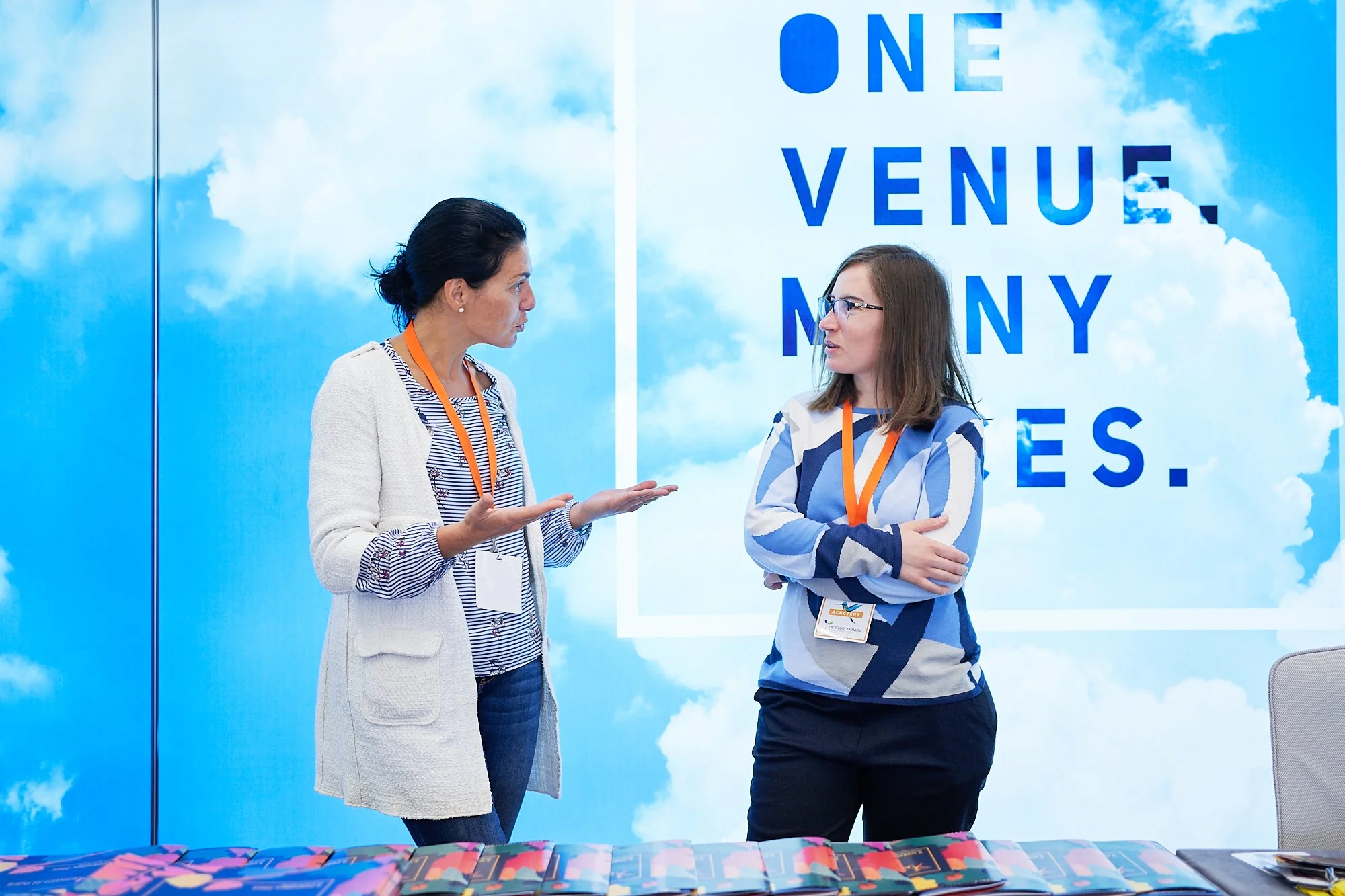 personal-development-conference-inter-expo-center-exhibitors-talking.jpg