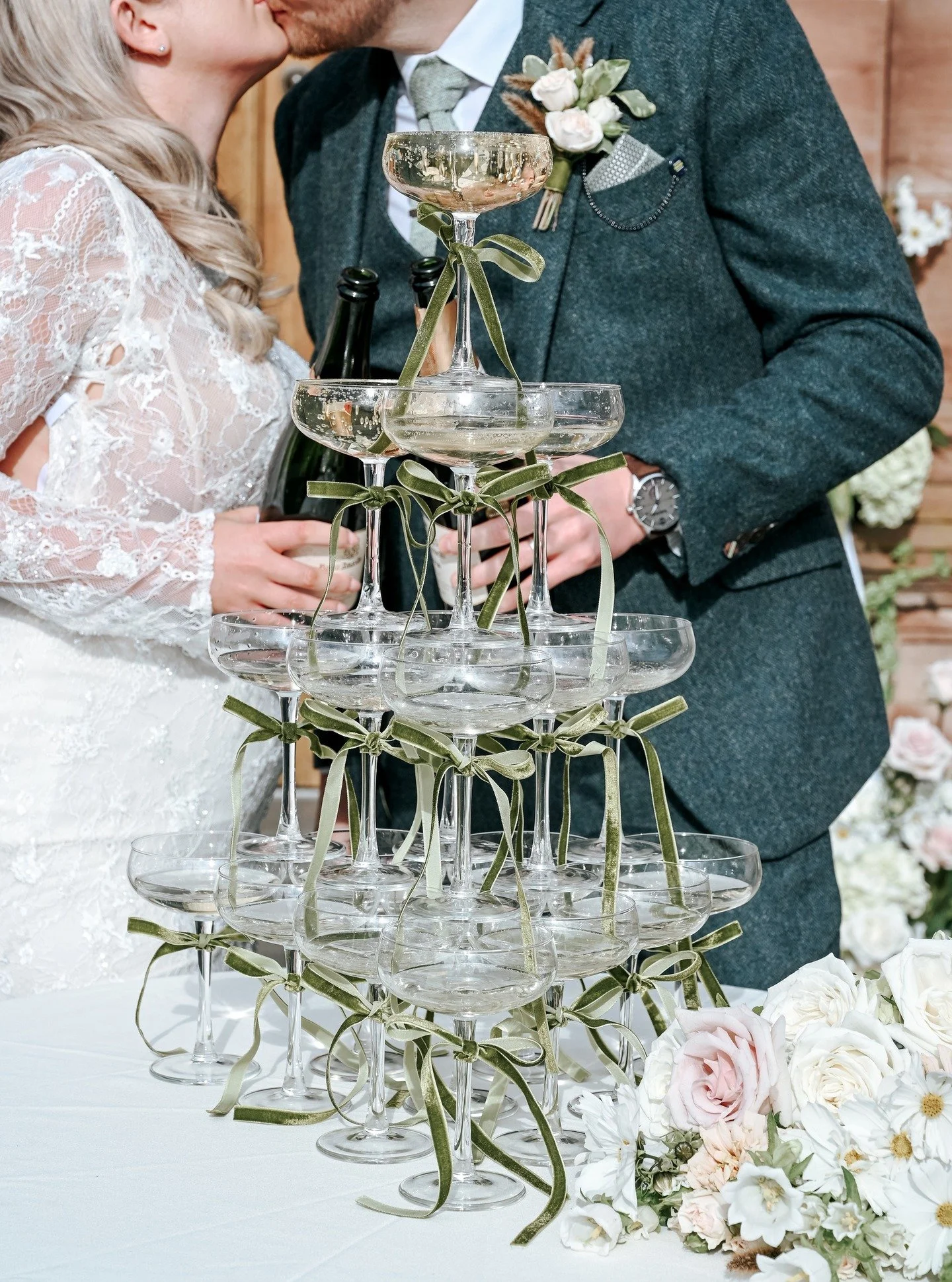 Absolutely adore these sweet velvet bows on the drink glasses! 🎀

CONCEPT + PLANNING: @events.halo + @chantallouisephotography
VENUE STYLIST: @events.halo
PHOTOGRAPHY: @chantallouisephotography
VENUE: @wrenburyhall
TABLEWARE: @tipplescateringhire
FL