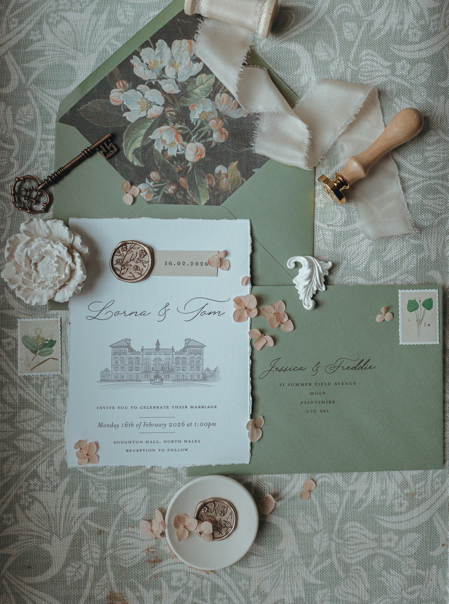 Feeling so inspired by this gorgeous and earthy vibe at Soughton Hall on Monday this week! 🍃

Photographer @arielinblue 
Content creation @visualise_content_photography 
Celebrant @thespiritualcelebrant 
Venue @soughton_hall 
Floral designer @meadow