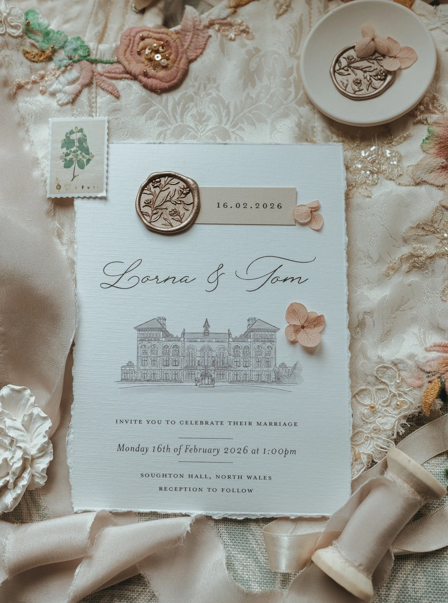 Venue illustrations are in my top 3 favourite elements of wedding stationery! Not only do they give your guests a sneak preview of your gorgeous venue, they also can be used on invitations and wedding day signage alike! ✍️ 

Photos (in order) by:
@ar