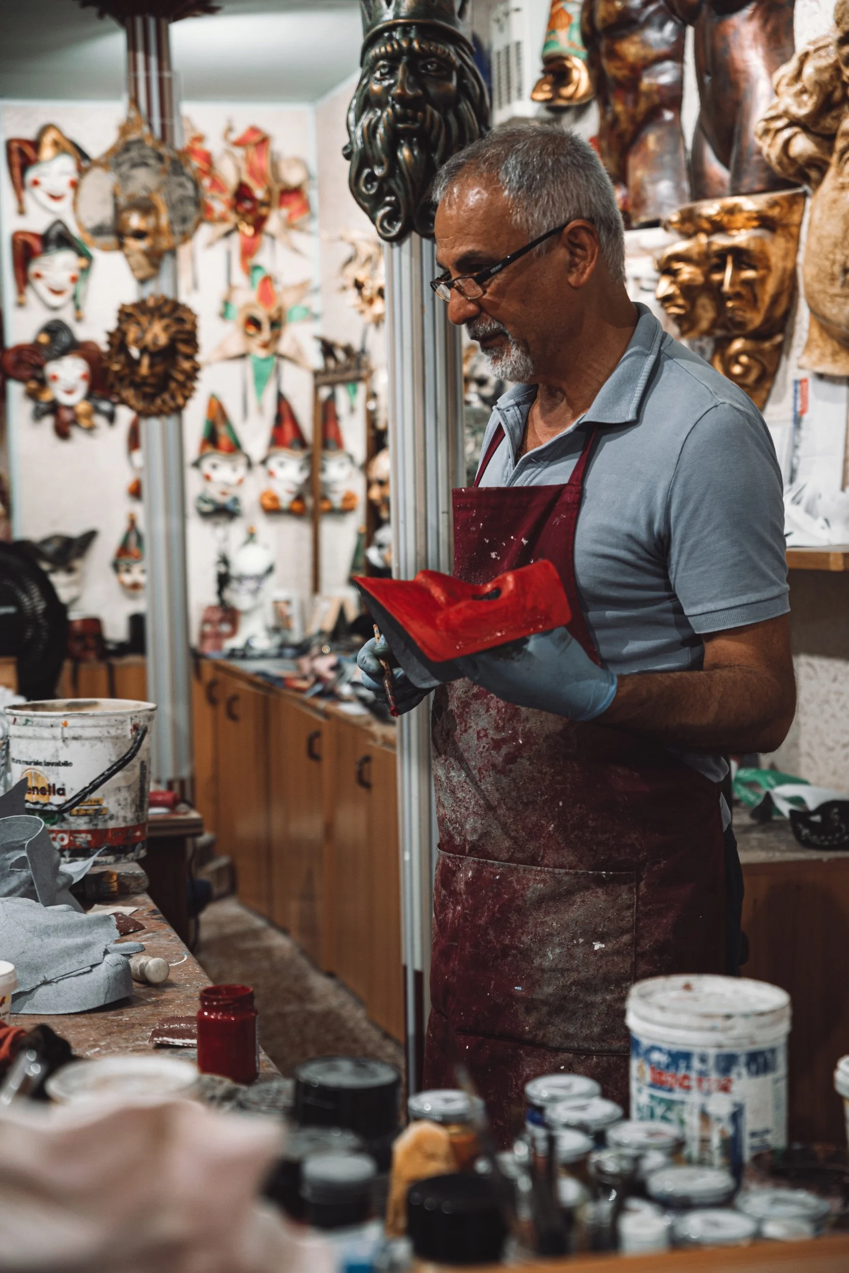 Künstler bemalt Masken in Venedig