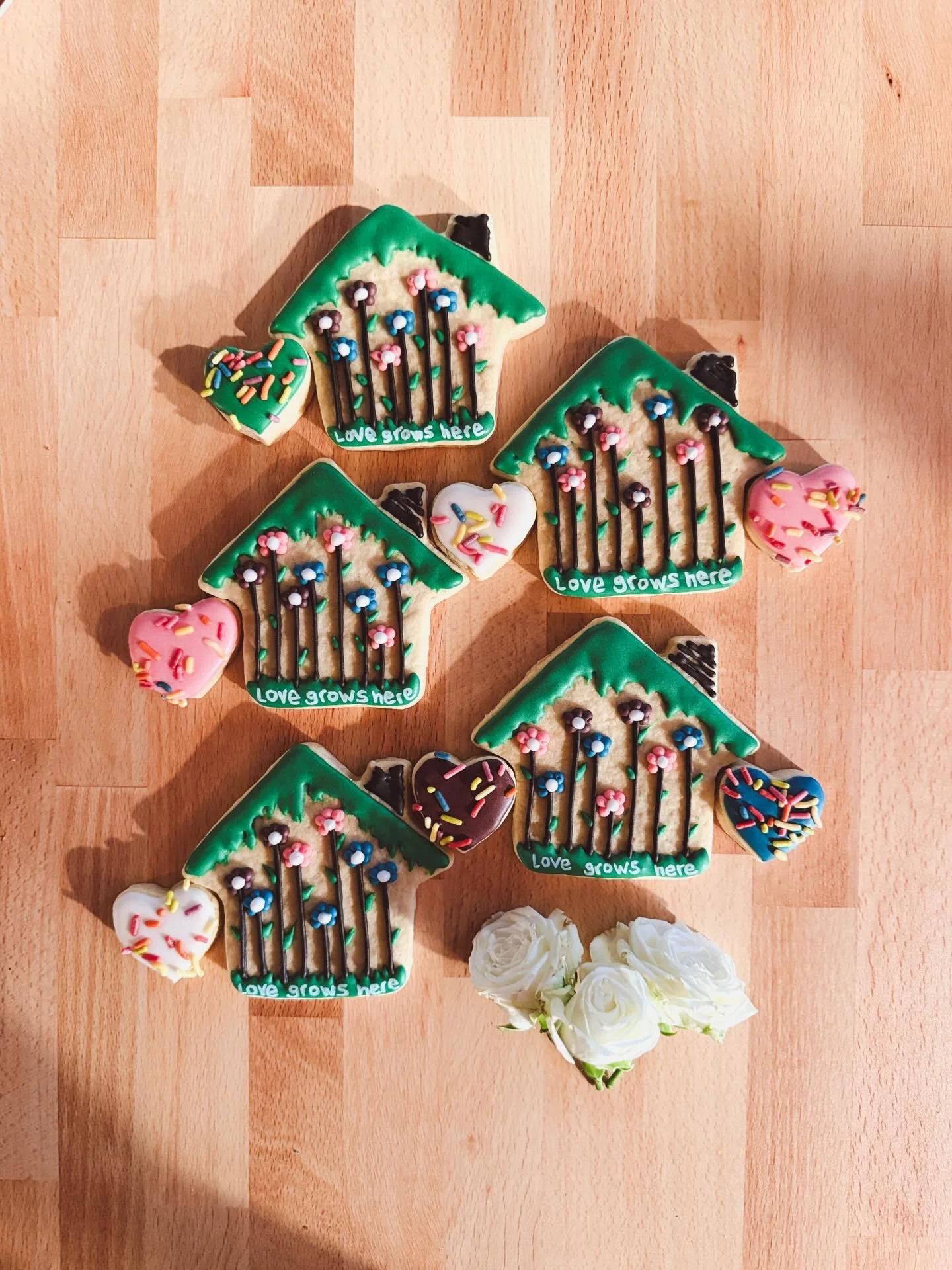 💝 Royal Cookies 💝

Pickup or meetup, we&rsquo;ve got these cuties for sale up on our Square site!

➡️ https://finickyfoodsnc.square.site/?item=NDCY75LBKZ2GIYMSYXOXHJLB

#finickybakeshoppe

#royalcookies

#valentinecookies

#waxhawnc

#royalicingsug