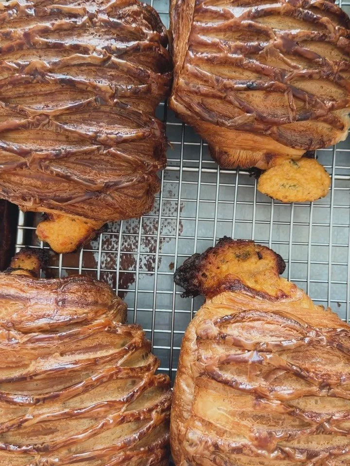 🥐 Savory Pain Suisse by @virtuosobread featuring Finicky Foods Smoked Gouda + Fiery Pimento Cheese + Shallot Cream Cheese 🫠🫠🫠🫠🫠 It&rsquo;s lovely to see /and eat/ their incredible creations.

Waxhaw is lucky to have you 💛🙌

#virtuosobreadwork