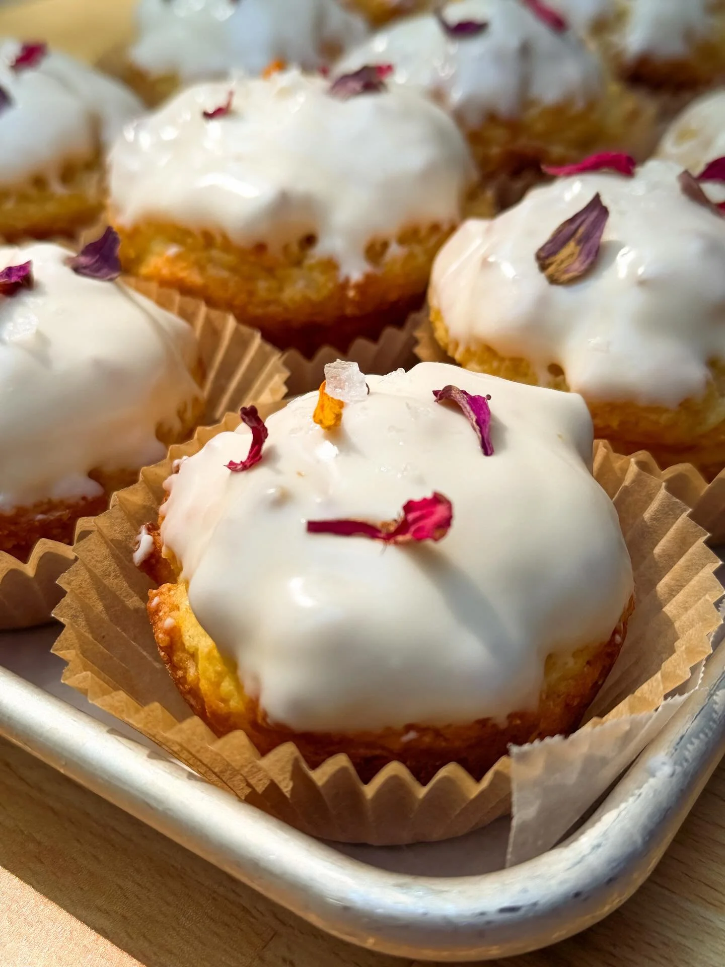 C A K E / but make it donut / then make it muffin 🌸

This week&rsquo;s farmers market bake menu features two cake donut muffin flavors! The chocolate donut muffin is inspired by the @nytcooking Chocolate Crunch Cake and the vanilla from the beloved 