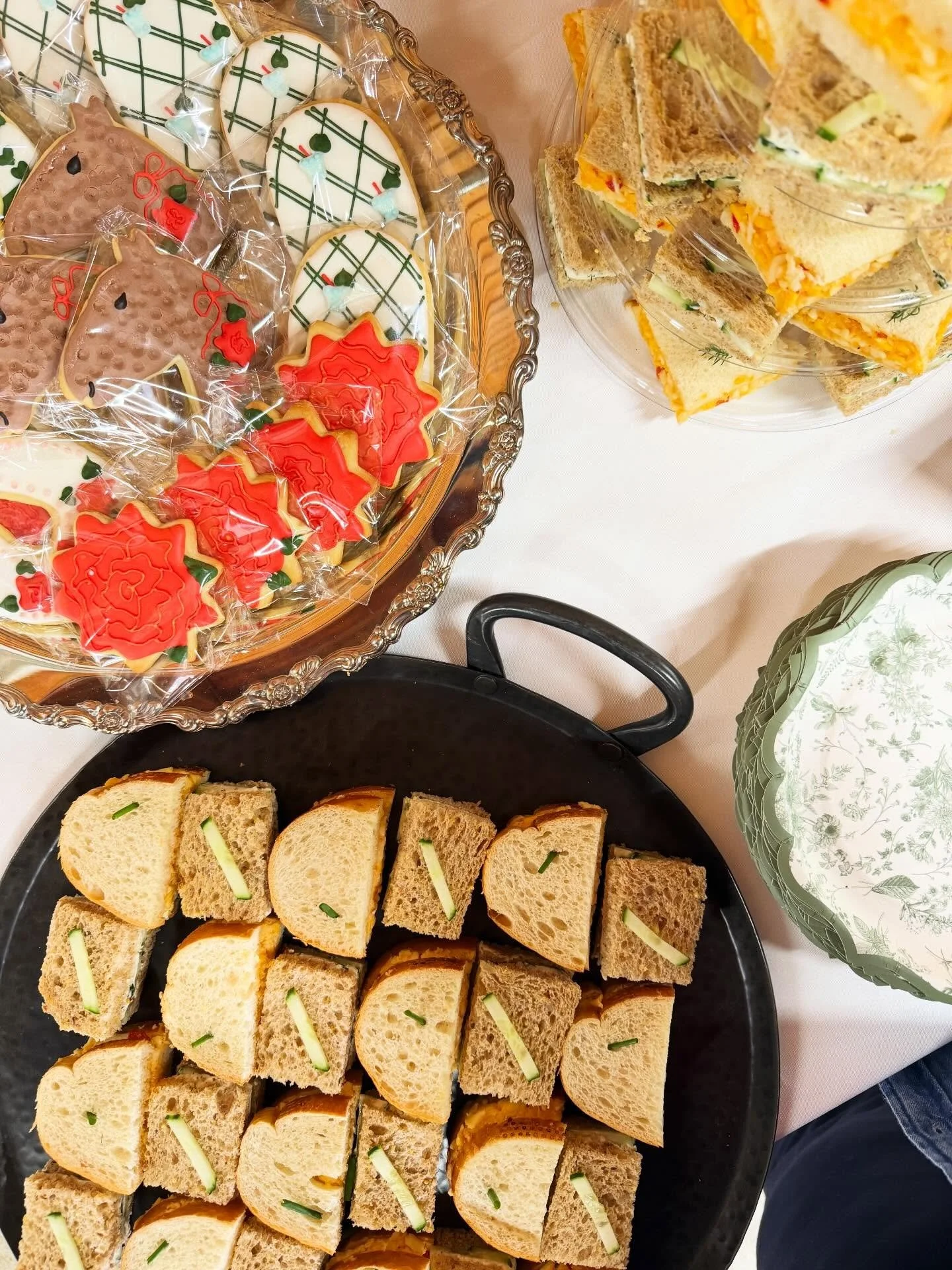 Derby Day &ldquo;Run for the Roses&rdquo; theme catering 🐴🌹🧀

So glad the rain ended before setup of this gorgeous backdrop of a horse barn &amp; farm complete with doggies &amp; donkeys, some of which paid me a visit during plating ✨ Pinch me, wh