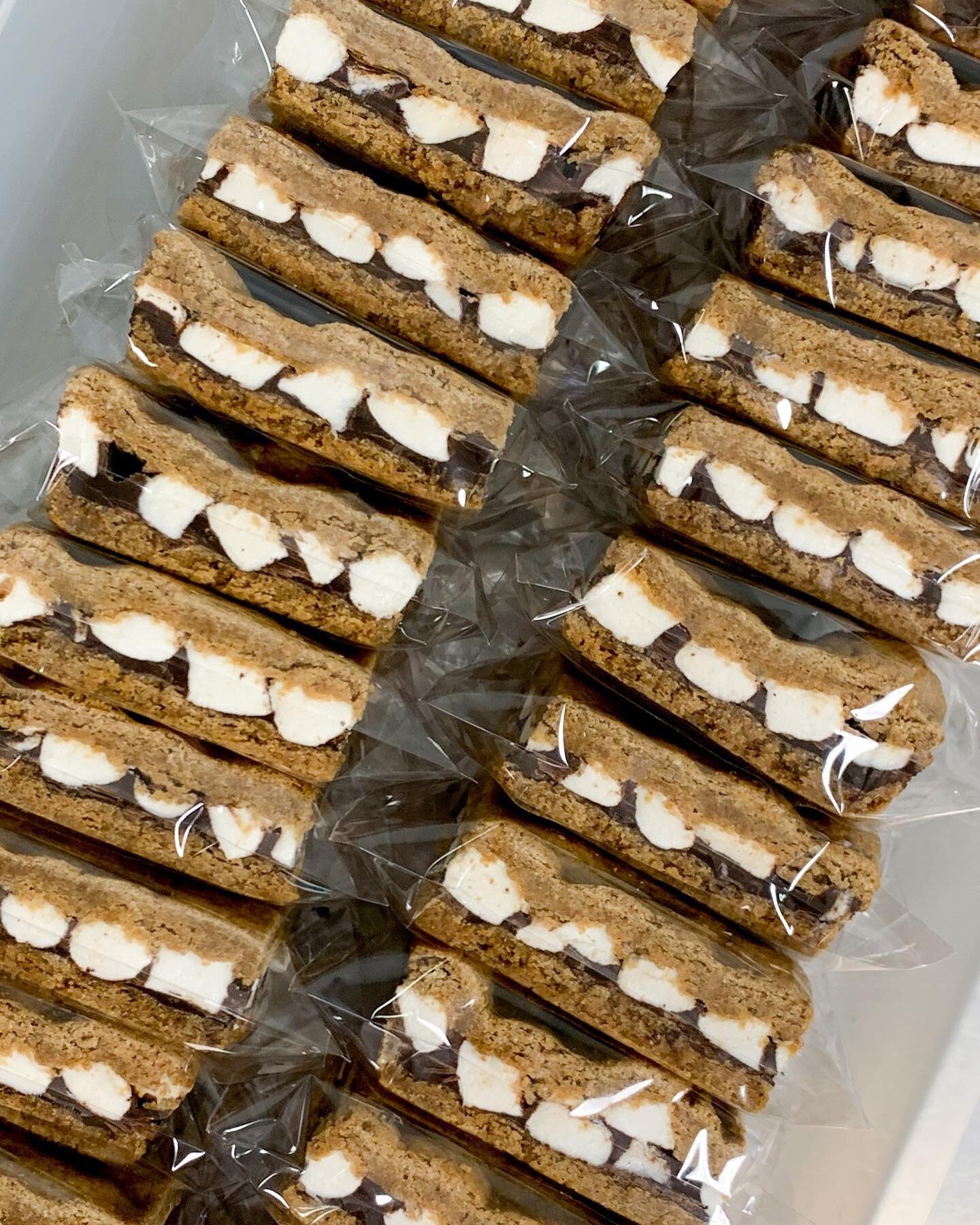 ✨S&rsquo;mores Bars✨
⠀⠀⠀⠀⠀⠀⠀⠀⠀
we&rsquo;re not super into gimmicks, but we&rsquo;d be remiss to not mention that these bad boys are super chonky and weigh over a 1/4 pound 😮
⠀⠀⠀⠀⠀⠀⠀⠀⠀
come snag one from us tomorrow (saturday 8/6) @clebazaar!  we&rsq