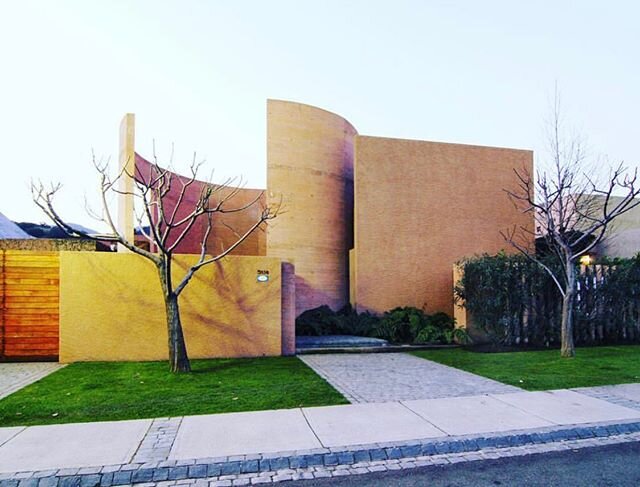 Casa Ugarte en Santuario del Valle. Santiago de Chile.
#architecture #arquitecturaydise&ntilde;o #esculpture #architecturephotography #architecturelovers #arquitecturachilena