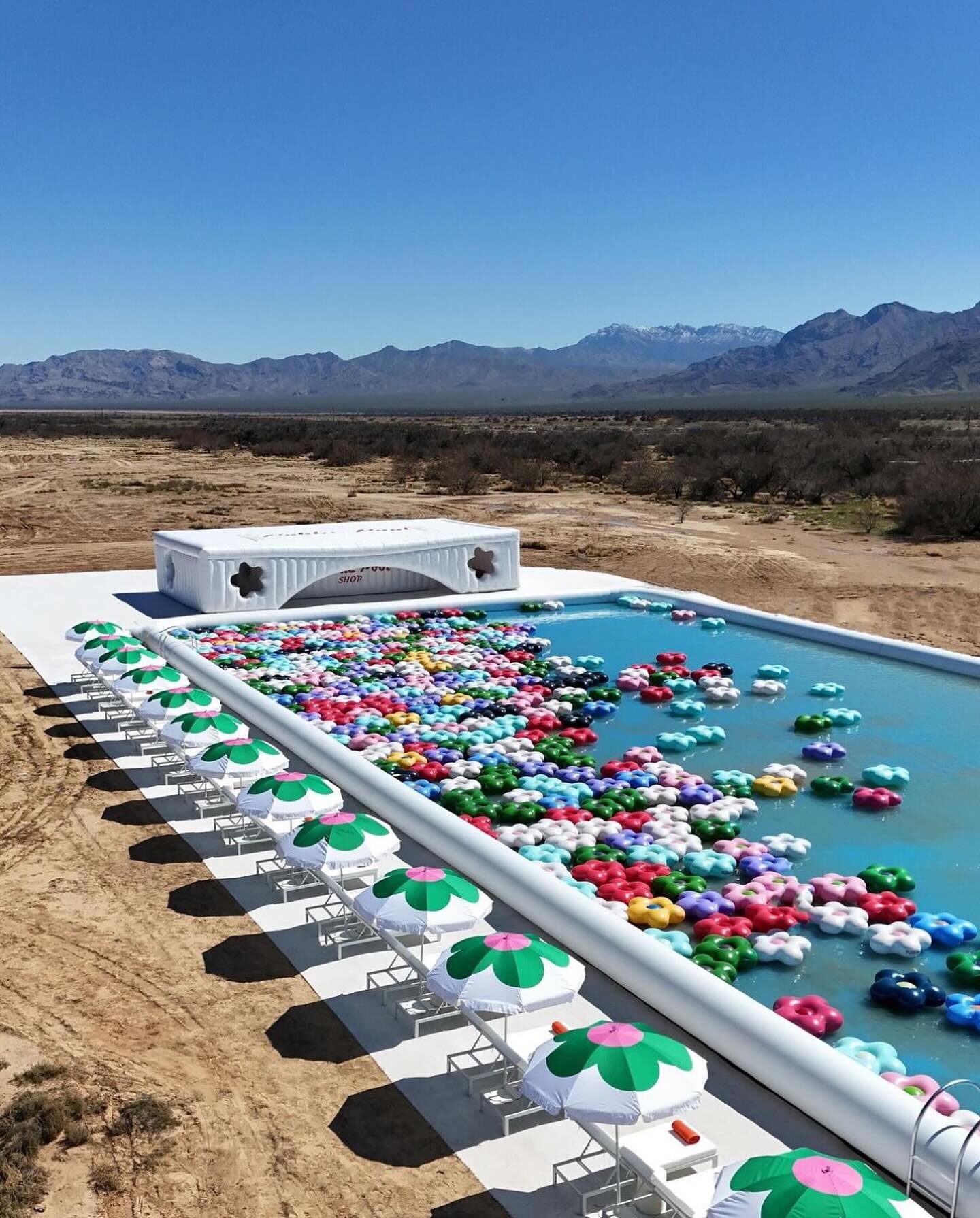 Sunday Inspiration: How @cj_hendry transformed the landscape of Sandy Valley in Nevada 🌵 We are obsessed with pools 💦 so we fell in love with that particular one ❤️

#cjhendry #swimmingpool #pool #artinstallation #nevada #sandyvalley #bikinidesigne