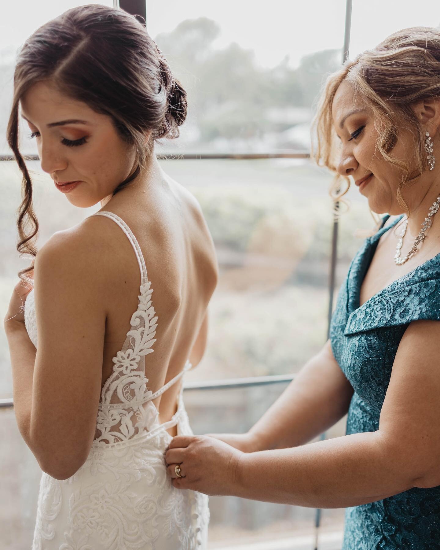 Swipe for some good happy cries🥹

WOW. The emotion on these photos has me choked up all over again. It was such a heart warming moment between Isabel and her momma as she helped Isabel get into her dress.  Mom got so emotional in this moment. 
And I