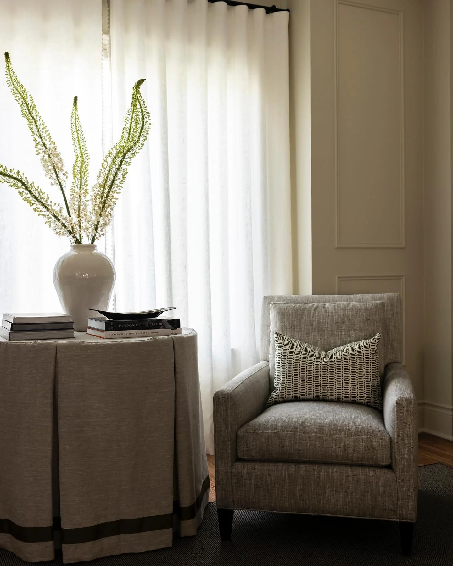 And a moment for this sweet custom linen tablecloth with pleats. 

Always and forever a fan of incorporating traditional touches.

Photography- @kerri.torrey