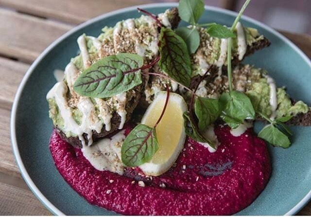 Not your usual Smashed Avo 🥑🌺 {homemade macadamia cheese &amp; beetroot hummus + hemp seeds make this one a stand out }