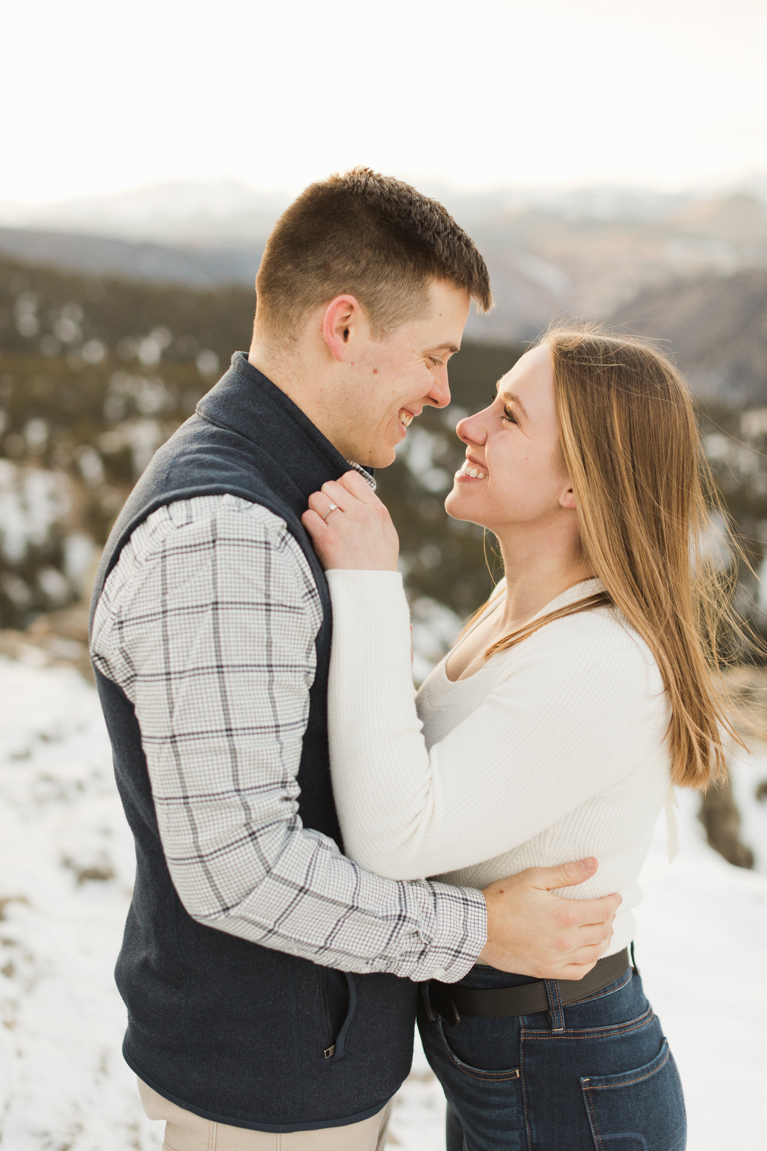 colorado-engagement-photos-in-the-snowy-mountains-01.jpg