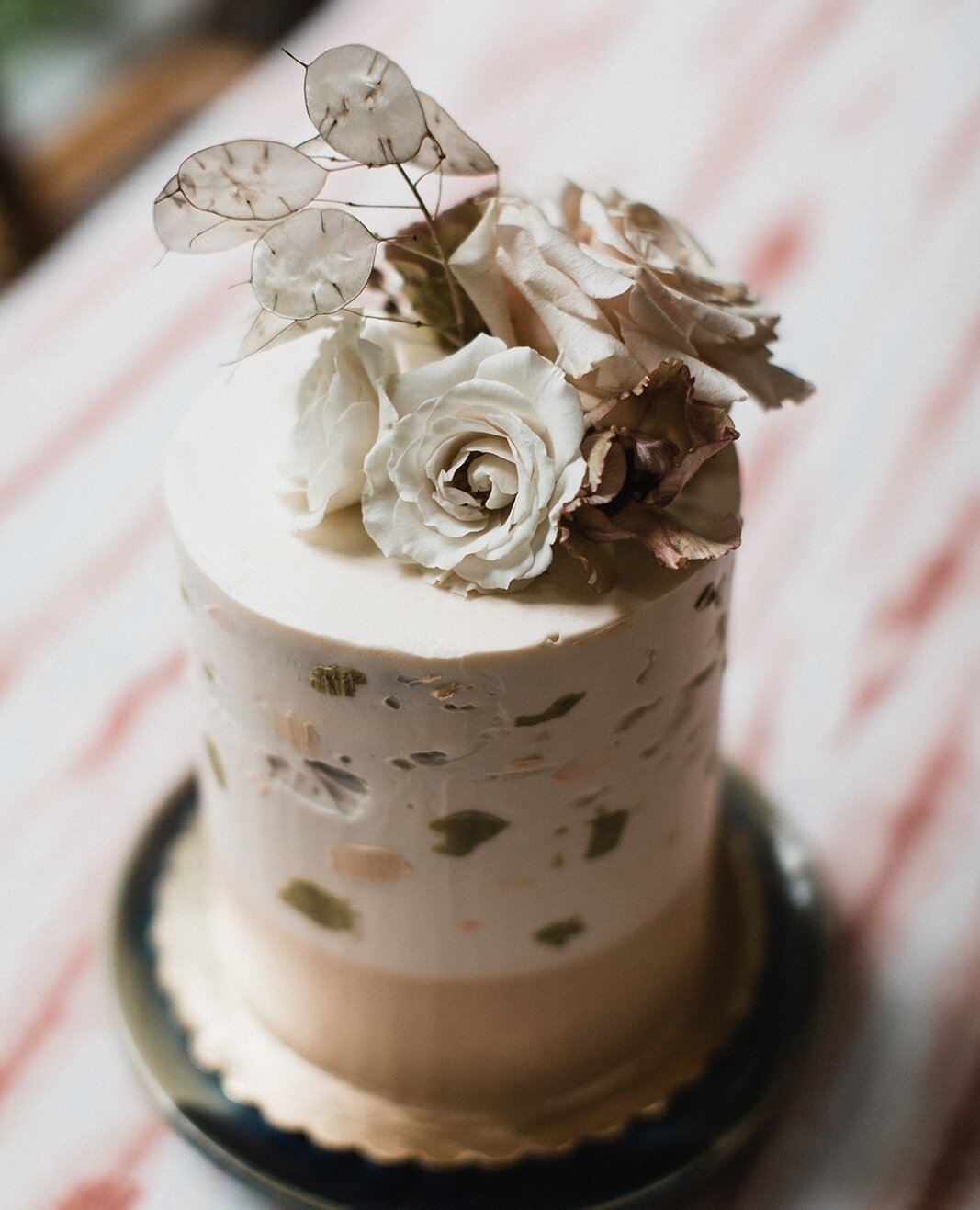 I'm here with your Saturday reminder that yes, you can have your cake and eat it too! (Especially when it's as gorgeous and tasty as this one from @saltadenabakery ). But seriously, if you're planning a wedding, the best way to have your cake and eat