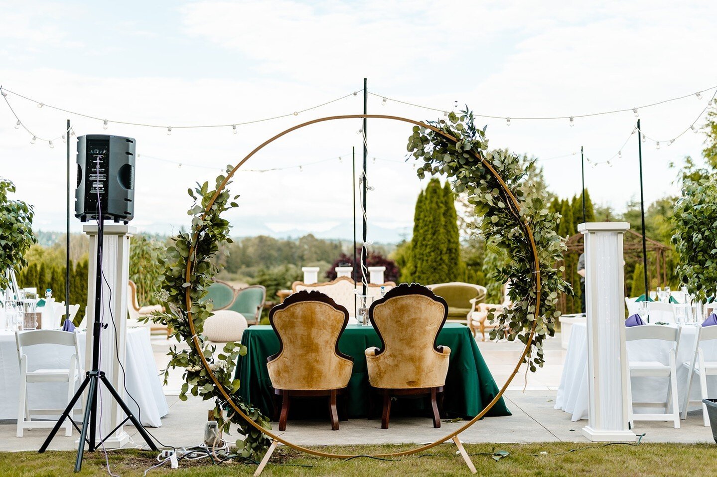 Happy St. Paddy's Day!⁠
⁠
E&amp;P's July wedding had lots of fun touches of green, which is something I don't see at many weddings. IMO, green is such an underrated color--one of my personal favorites!⁠
.⁠
.⁠
.⁠
.⁠
Vintage Furniture // @simply_unique
