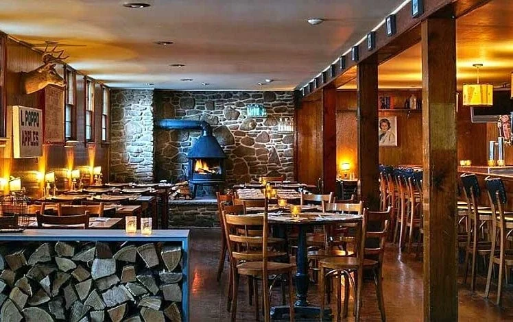 The-Arnold-House-Tavern-interior-748x470.jpg
