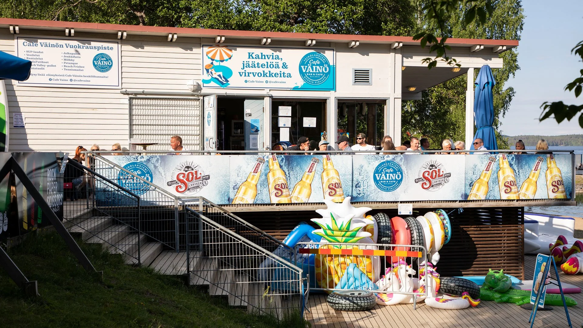 Cafe Väinön julkisivu. Näkyvyysyhteistyö (Sol) toteutettu Sinebrychoffin kanssa.