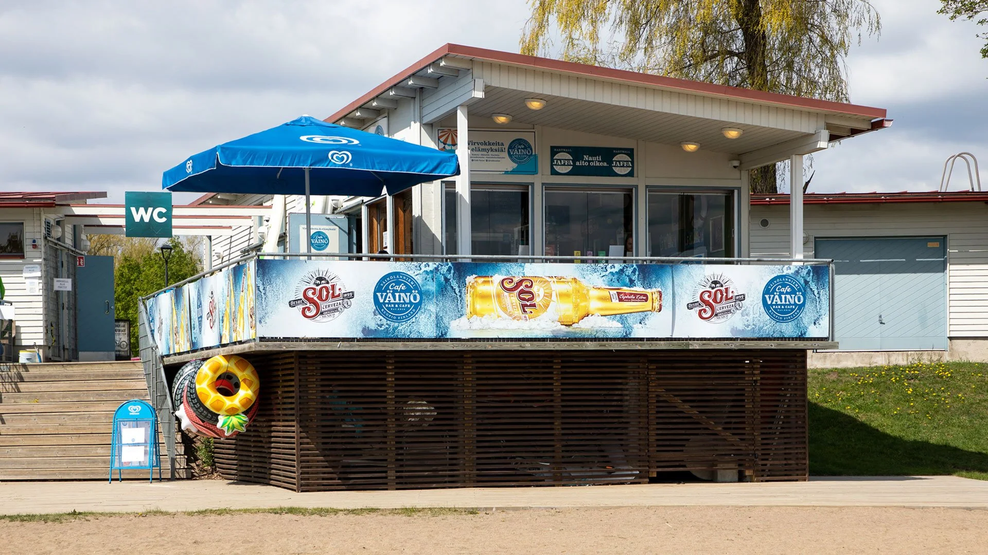 Cafe Väinön julkisivu. Näkyvyysyhteistyö (Sol) toteutettu Sinebrychoffin kanssa.