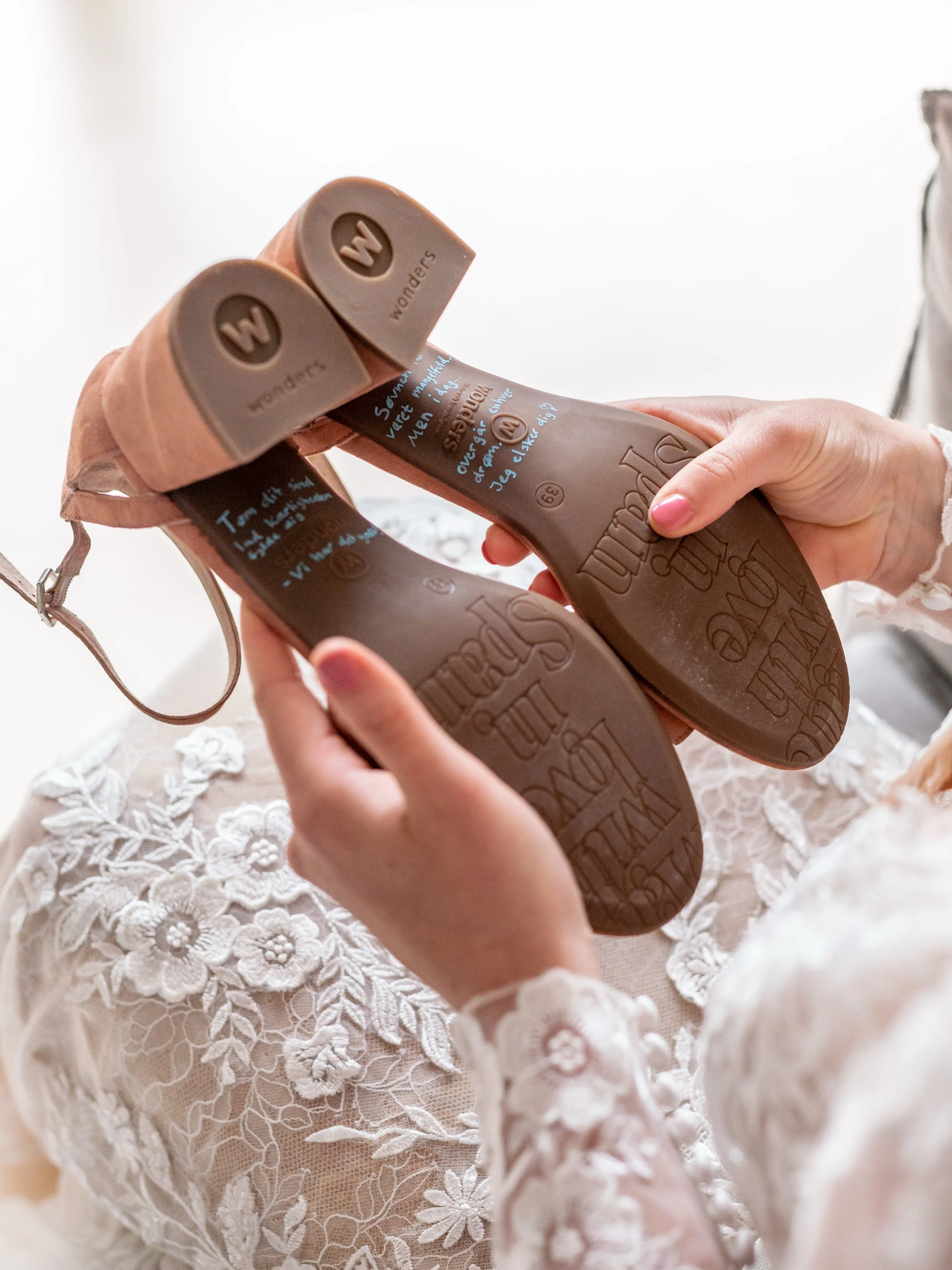 The most meaningful details don&rsquo;t have to be the most expensive ones👇
A beautiful idea for your elopement: 
Write a few words to each other beneath your shoes.
No one else needs to see them.
But you&rsquo;ll carry them with you every step of t