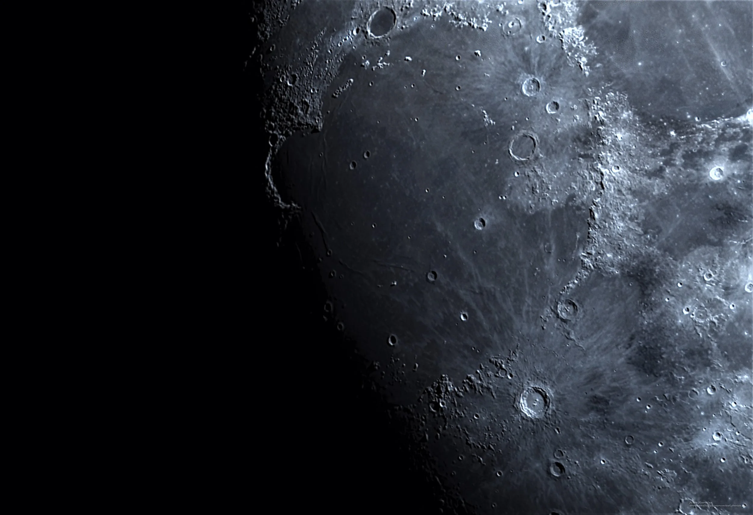 2022-10-05-1925_0-Moon_lapl8_ap1025_G_AI_1_1.jpg