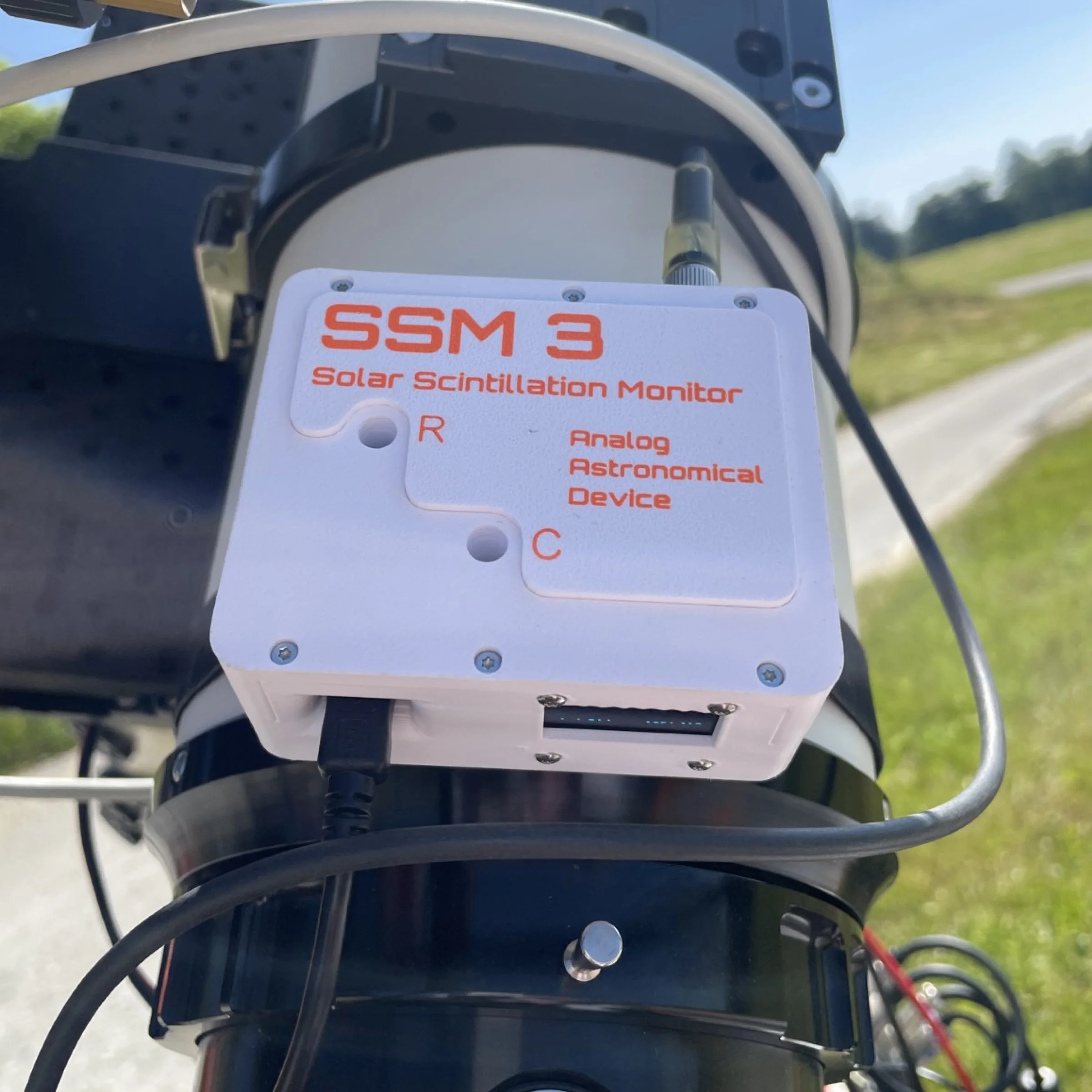 aad_grid_2x2_ssm3_mounted_velcro-adapter_closer (2).jpg