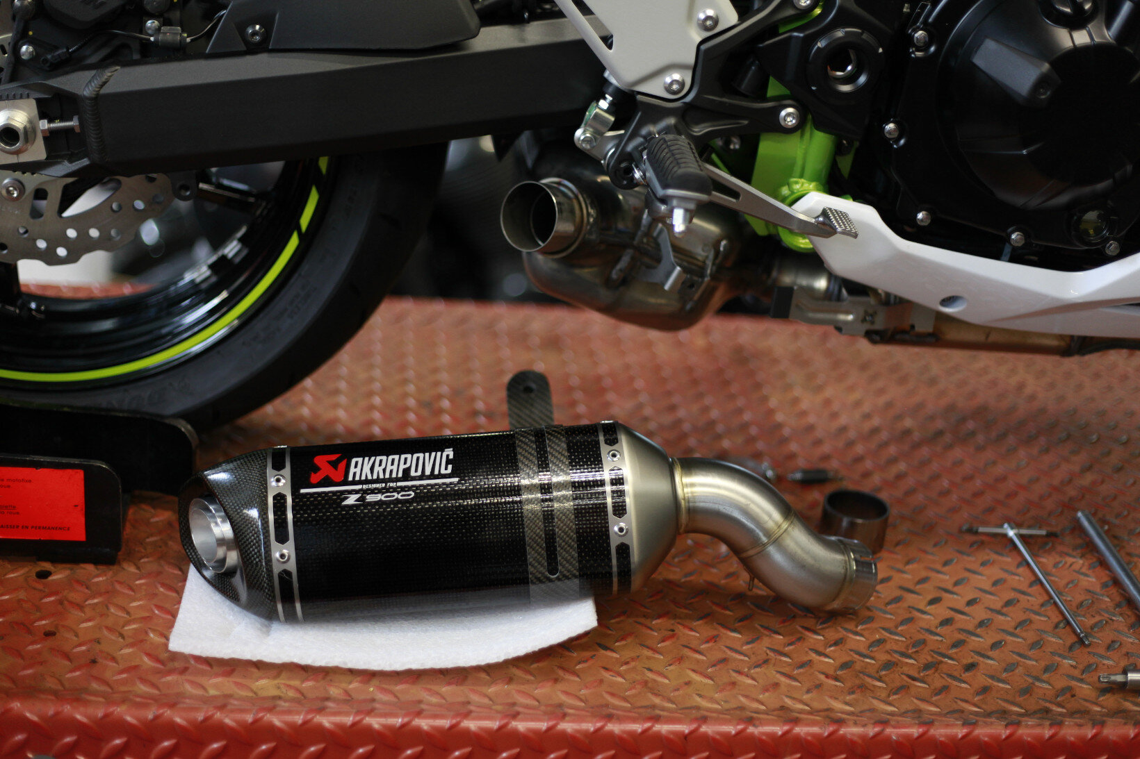 Akrapovic_Kawasaki_Z900_Montage (24).JPG