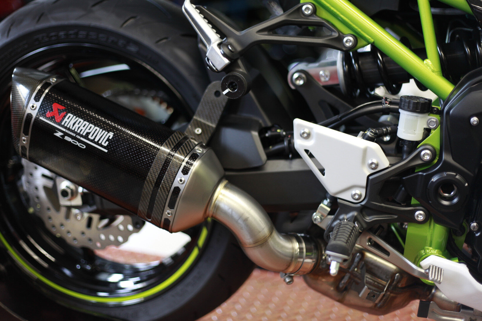 Akrapovic_Kawasaki_Z900_Montage (25).JPG