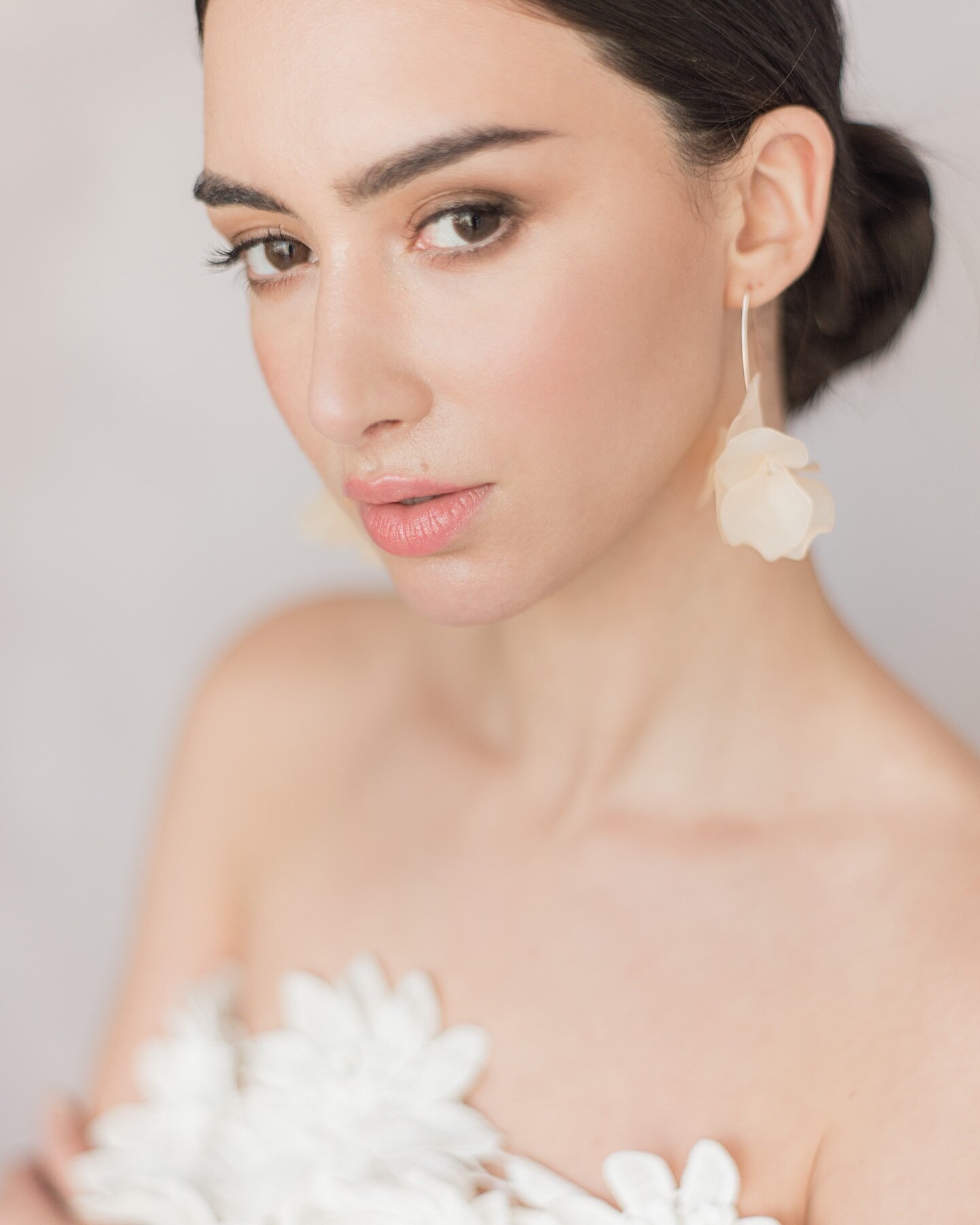Bridal portrait for 🤍 Photographer @maddy.christina.photo @maddy.photo.gcc - Muah by me  #makeupartistparis#bridalmakeupartistfrenchriviera#makeupartistcannes#parisbridalmakeup#lakecomobridalmakeup