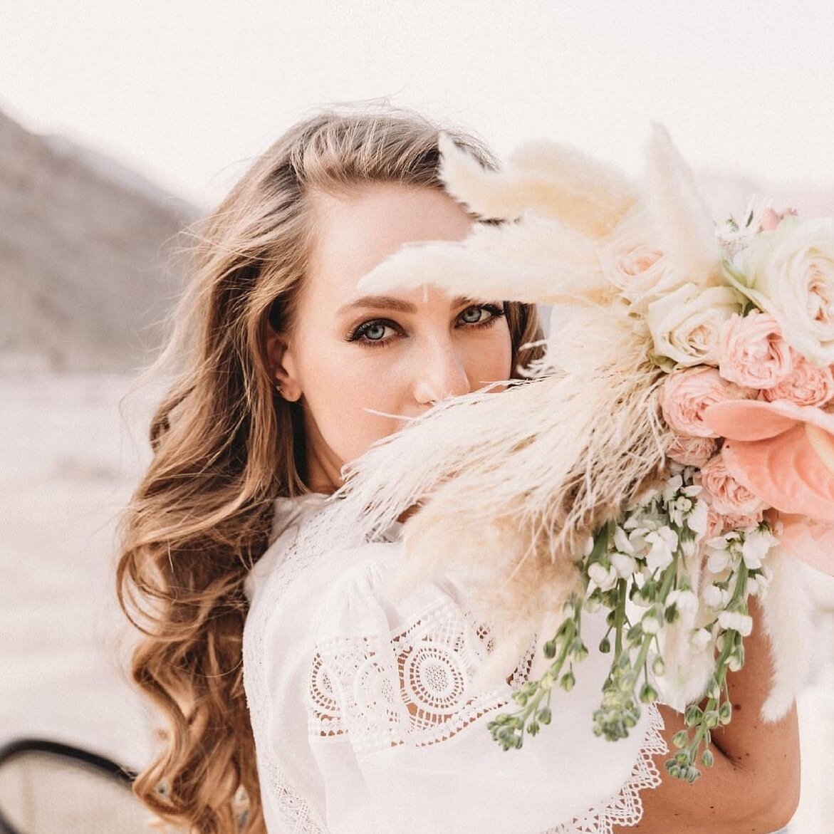 All the way to the Hatta mountains with this lovely couple ✨  Planner @palmera_events - Photographer @martinacasas.weddings @martinacasas.photography  Beauty by me #destinationweddingmakeupartist#bridalmakeupfrenchriviera#bridalmakeupartistlakecomo#m