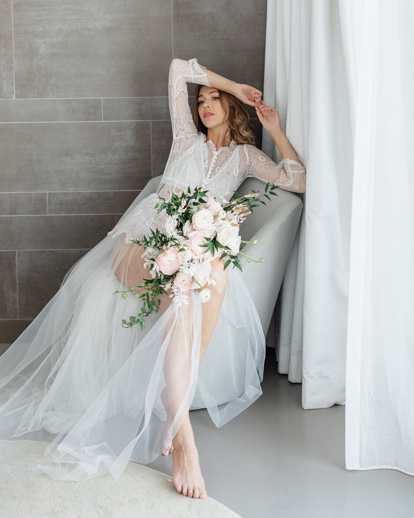 Giulia&rsquo;s wedding morning ✨ 

Venue @nikkibeachhoteldubai
Photographer @effleurerphoto
Concept &amp; Planning @lovelyandplanned
HAMU @makeup.sonia @makeupsonia.bridal 
Bridal Boutique @esposagroup
Bridal Boudoir Dress @tatimagic
Bridal Cape @flo