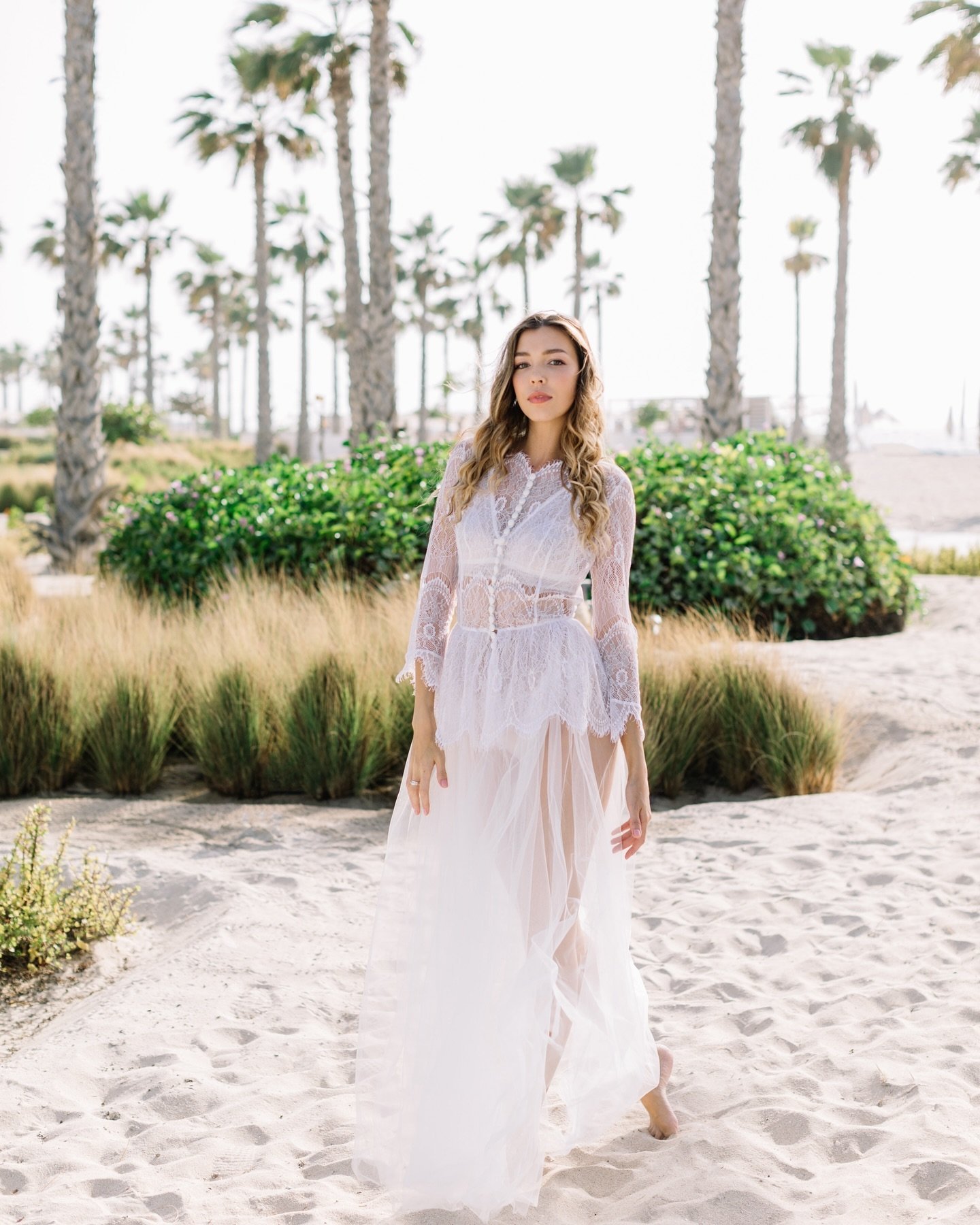 Giulia&rsquo;s wedding morning ✨ 

Venue @nikkibeachhoteldubai
Photographer @effleurerphoto
Concept &amp; Planning @lovelyandplanned
HAMU @makeup.sonia @makeupsonia.bridal 
Bridal Boutique @esposagroup
Bridal Boudoir Dress @tatimagic
Bridal Cape @flo