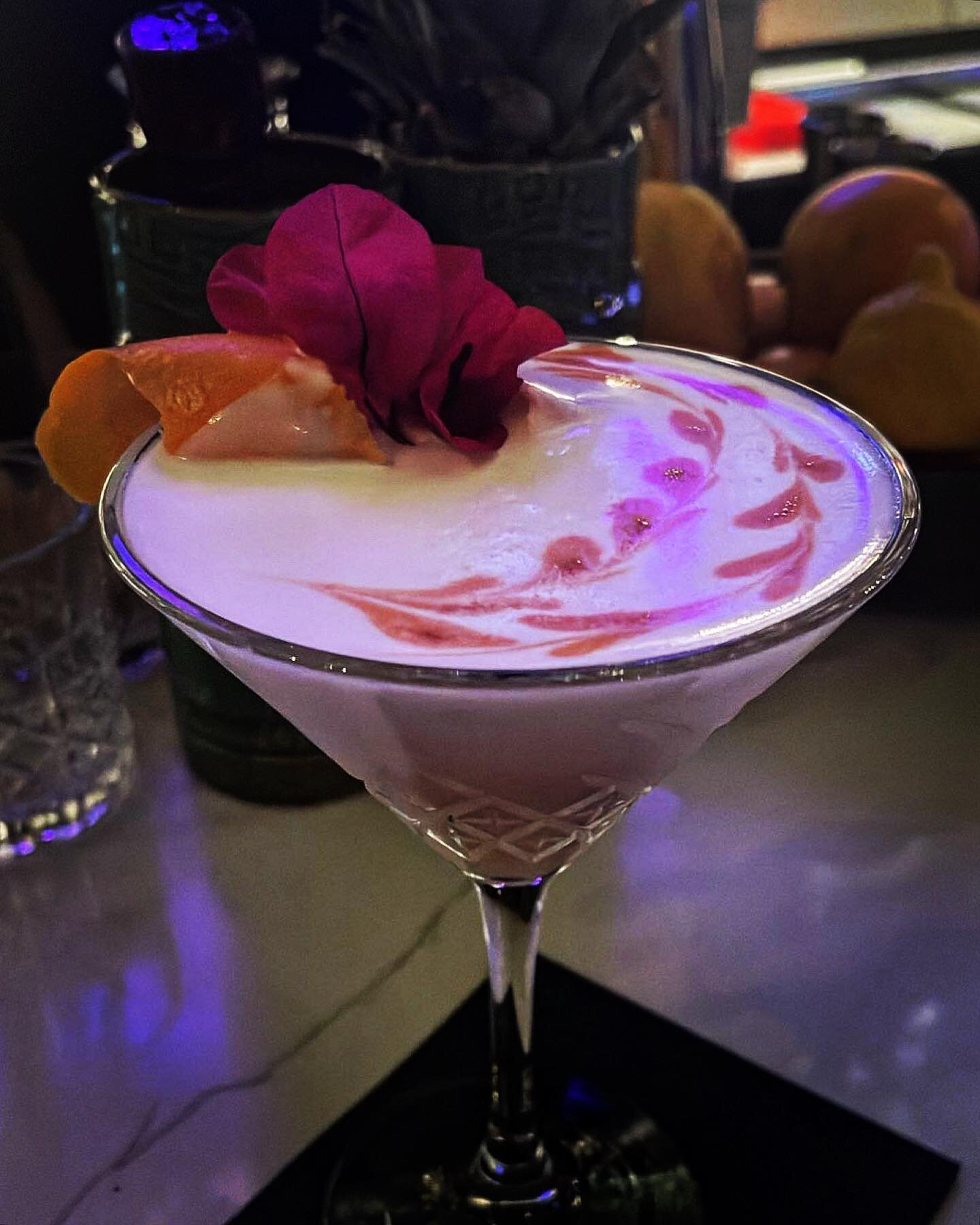 Ebra Gin Lavender Sour made by the bartending queen @aj_zadora 💜

📸 by @lyricajoness