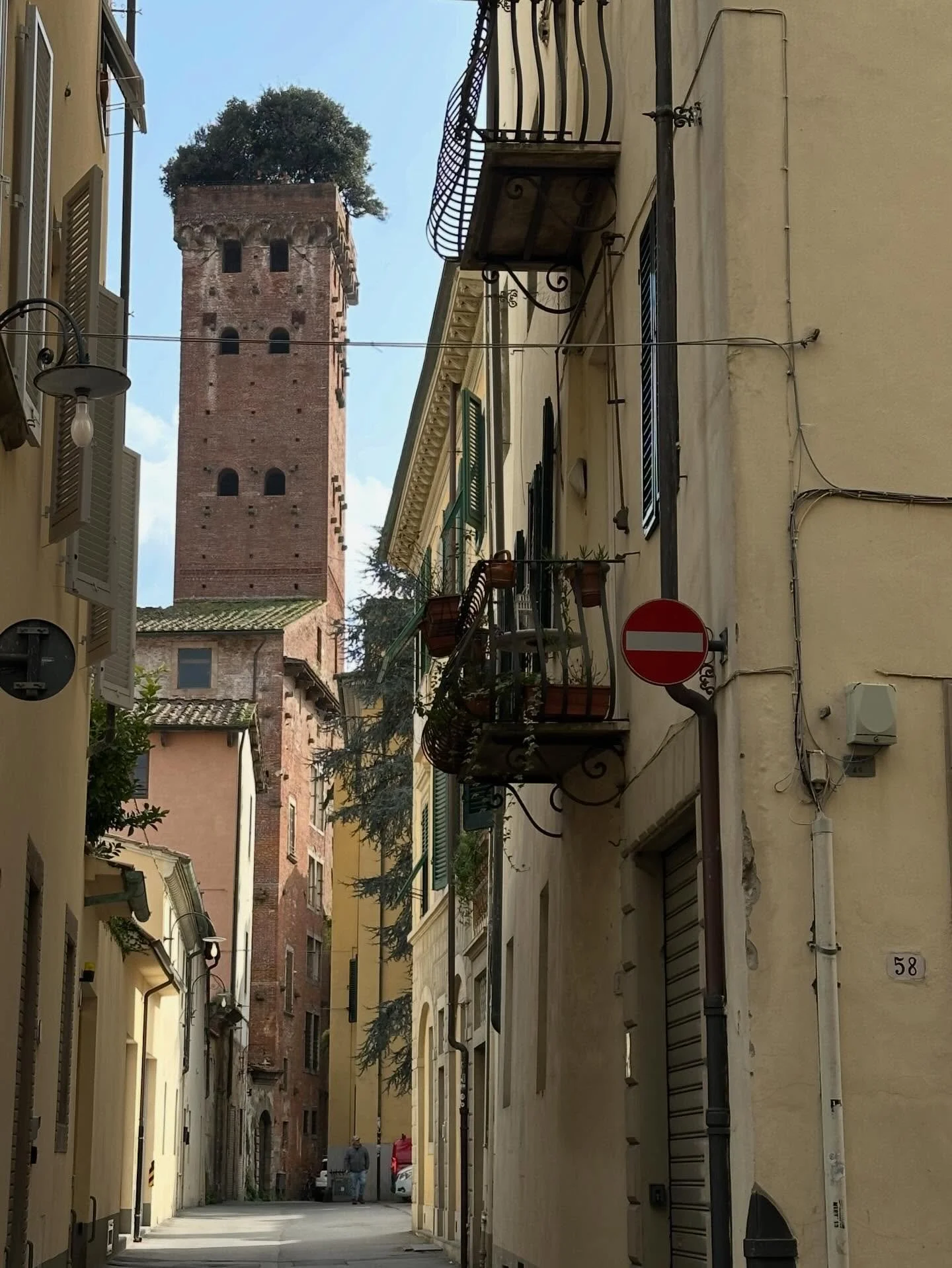 &hellip;morning in Lucca&hellip;
#wandering #itinerario