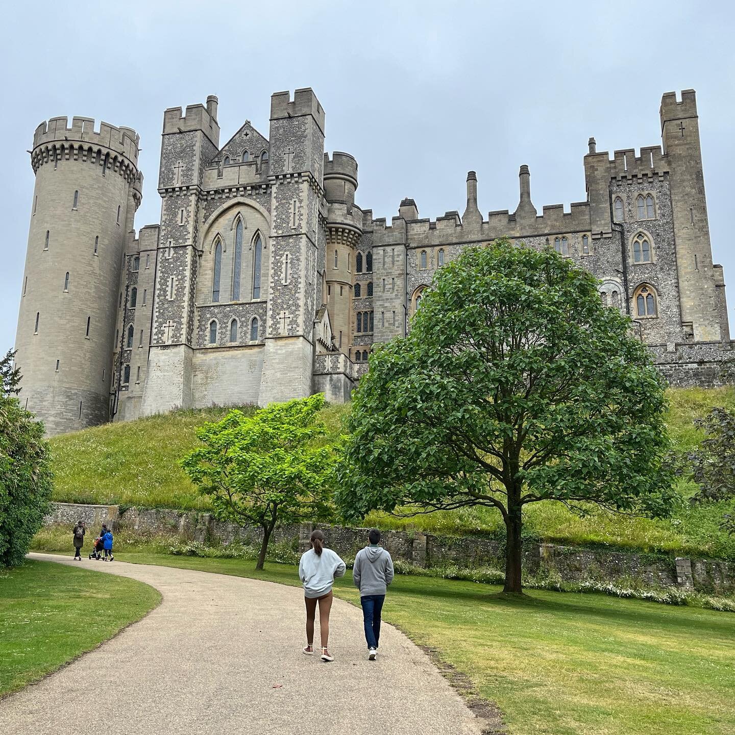 Looking for the UK&rsquo;s hottest new club? Check out Arundel! This castle has everything! Gardens, dry moat , winding staircases, libraries, and even a lion rug in the great hall! 🌹🌳🏰🦁