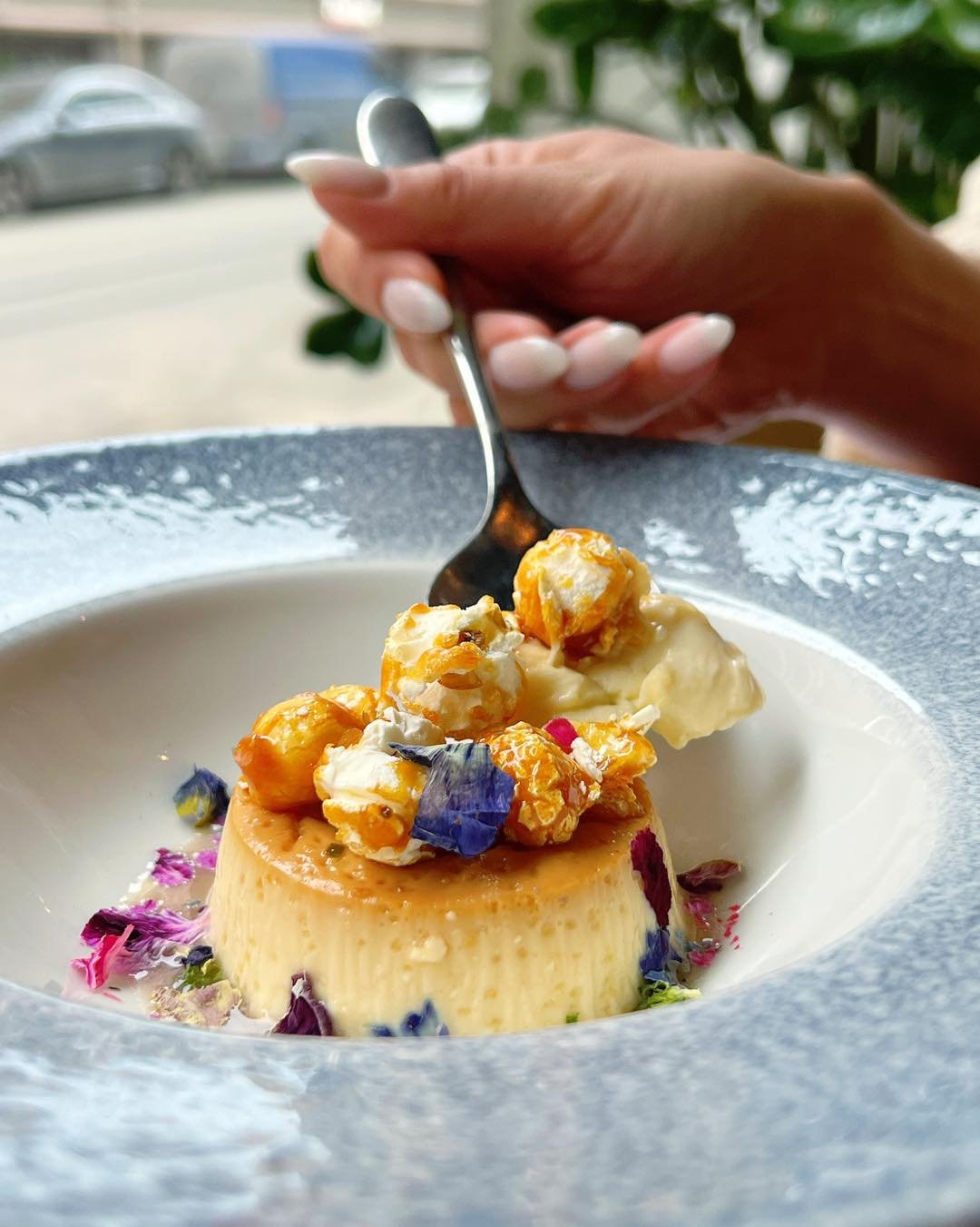 In the spotlight: Meid&auml;n ihana banh flan! 😋

Kyseess&auml; on vietnamilainen creme caramel. Annoksen kruunaa viel&auml; karamellisoidut popparit. 🍿 T&auml;m&auml; j&auml;lkk&auml;ri suorastaan sulaa suuhun kera karamellisen makuilotulituksen. 