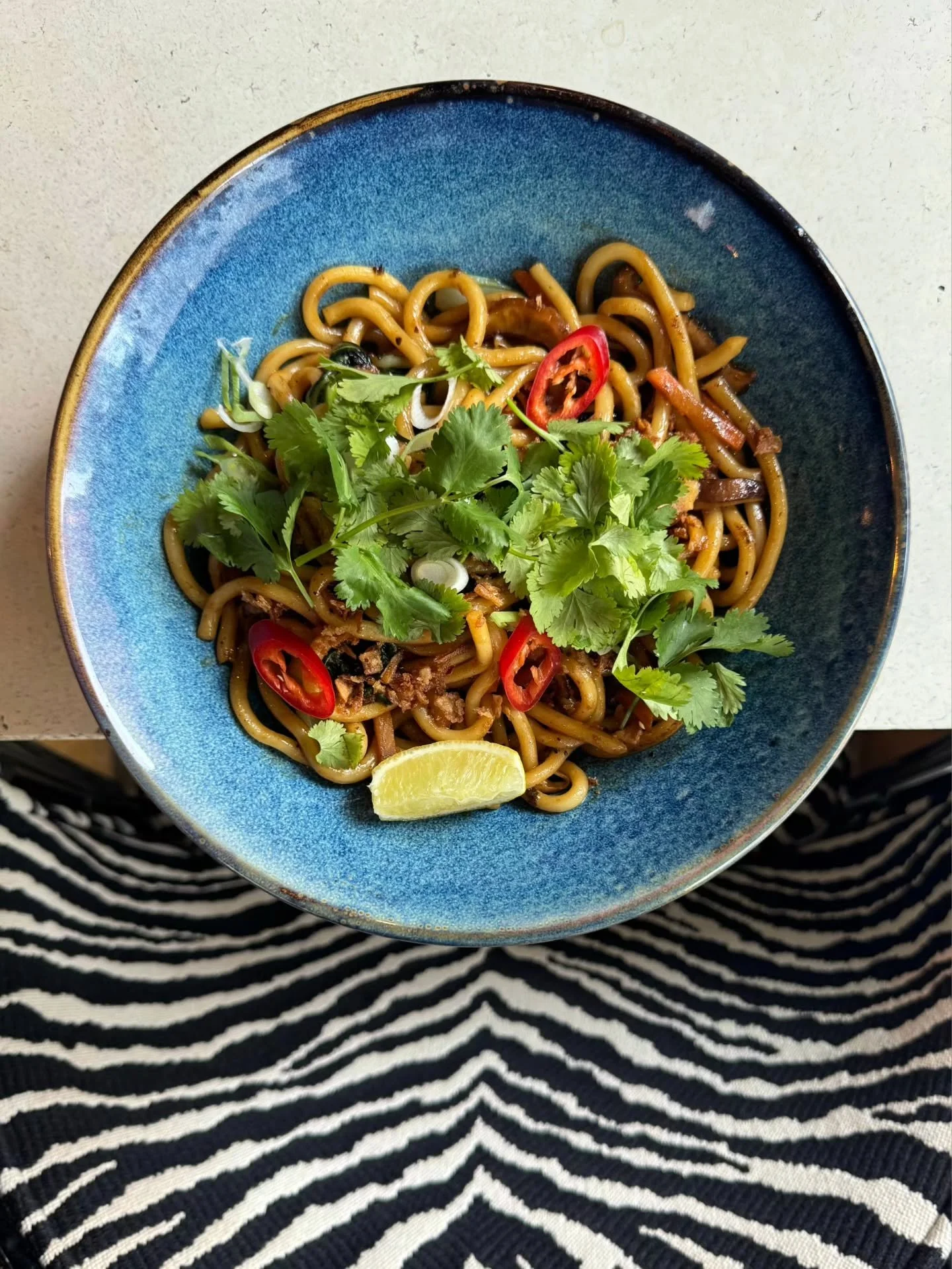 Not your average noodle night 🌶✨️
Spicy stir-fried noodles tangled with mushrooms & pak choi, topped with your choice of prawns or fermented black beans.
Goes best with good company 
(and maybe a cocktail) ❤️‍🔥
#drunkennoodles #asianfood