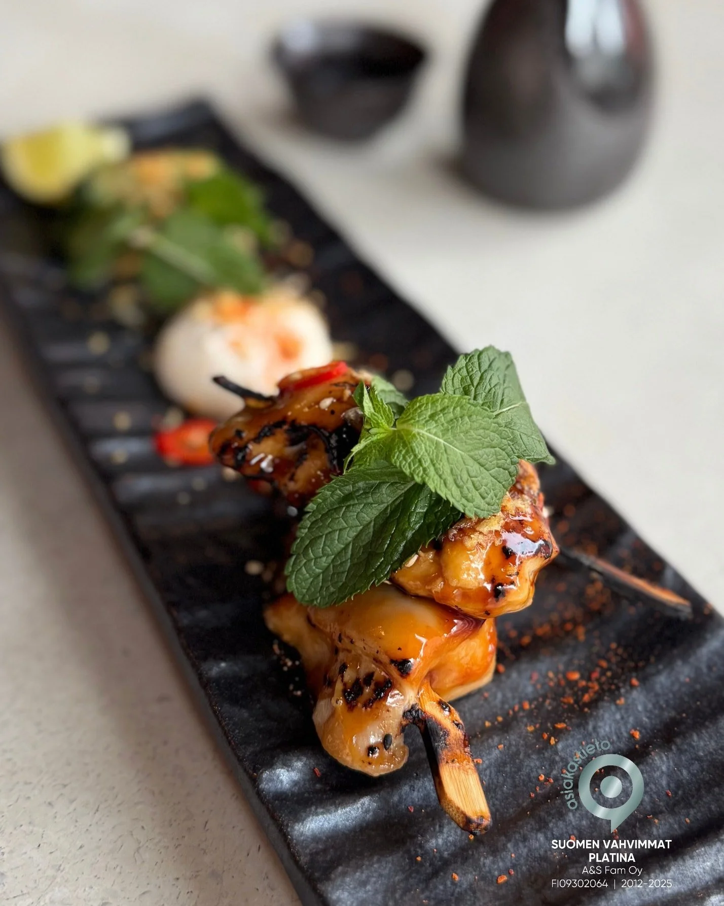 Suomen vahvimmat (Aasian) maut sinun lautasellasi Helsingin Punavuoressa ❤️&zwj;🔥

Talon tare-kastikkeella glaseerattua kananpaistia vartaassa, kalamansi-majoneesia ja seesamikurkkuja, yummiee!

Lahjakorttikaupassa just nyt tarjouksessa
🥢 50 euron 