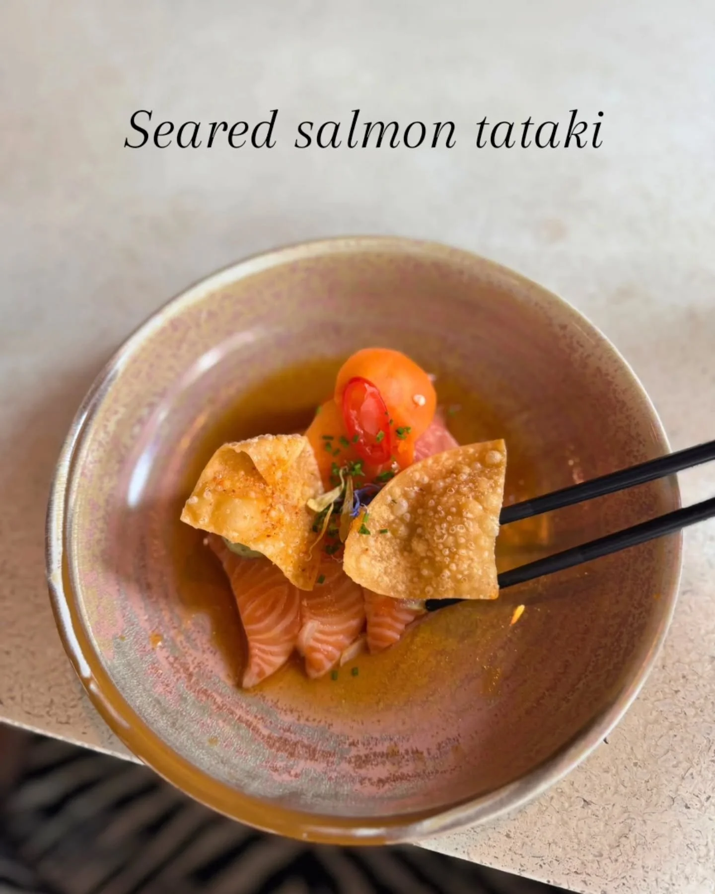 Aloita viikonloppusi t&auml;ll&auml; alkuruoalla 🥢

Ponzu-marinoitua lohifileet&auml;, avokado-shiso cr&egrave;me fra&icirc;chea, inkiv&auml;&auml;ripikkel&ouml;ityj&auml; kasviksia ja rapeita wonton-lastuja 

✨️ 3 valitsemaasi ruokalajia
Free to Ch