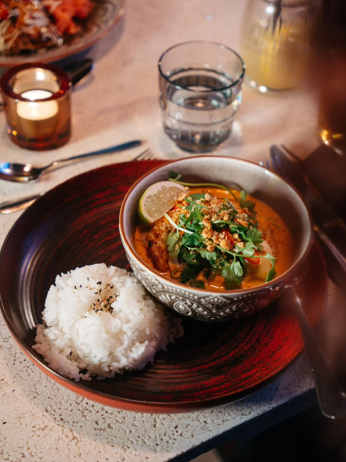 J&auml;rjest&auml; yksityistilaisuus Punavuoren syd&auml;mess&auml; ja tarjoa vieraillesi l&auml;mpimi&auml;, mutta samalla raikkaita Aasian makuja. Sis&auml;tiloissa paikat jopa 60 hengelle.

✨️ 3 ruokalajin menu nyt 29 &euro; ✨️