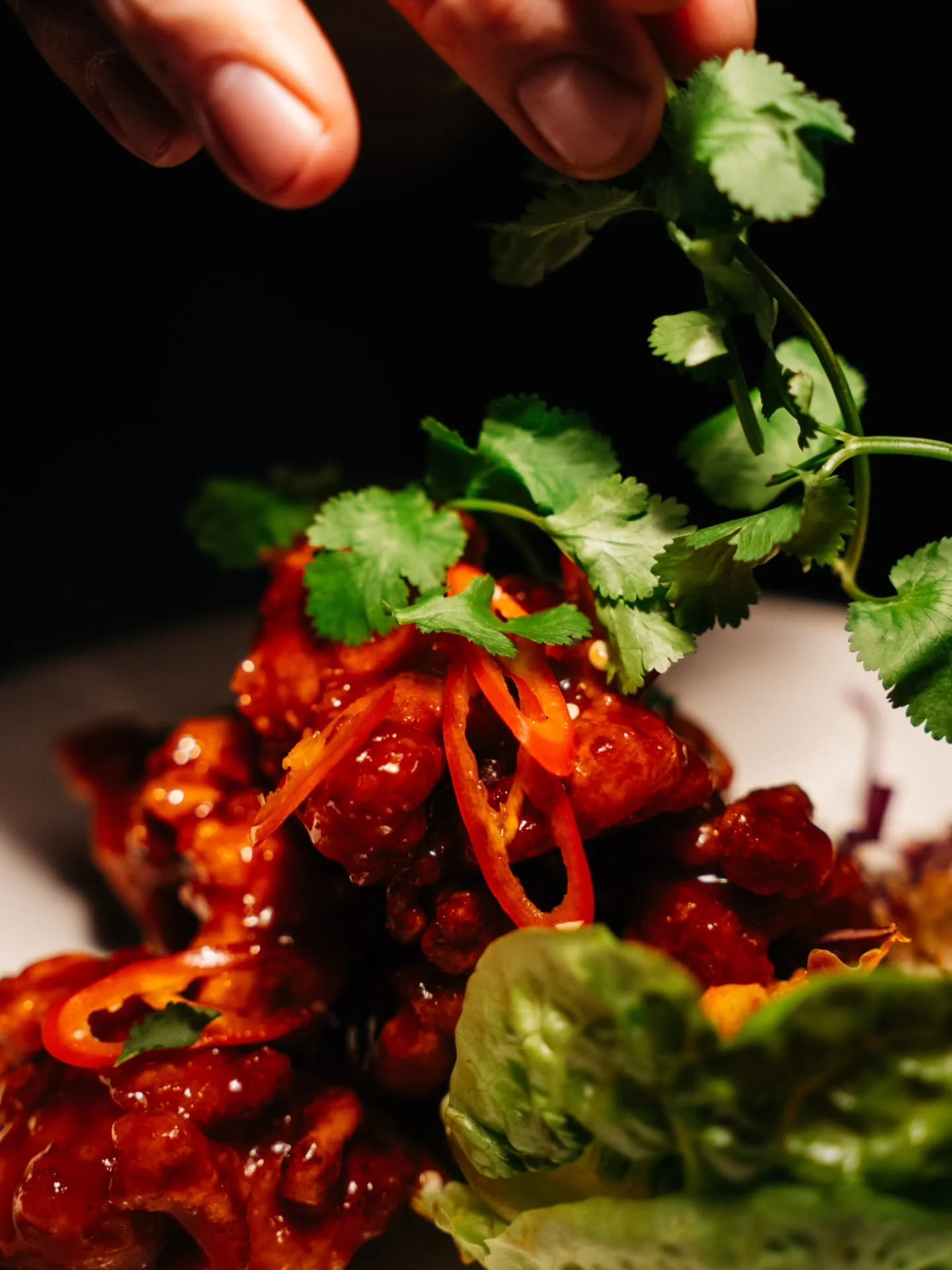 Viime viikolla saimme monta uutta annosta menulle, mutta t&auml;m&auml; SameSame klassikko on tullut j&auml;&auml;d&auml;kseen:

Korean Fried Chicken ❤️&zwj;🔥

Mehukasta, rapeaa kanaa Korean tyyliin, punakaalia, talon kimchi&auml;, gochujang-kastike