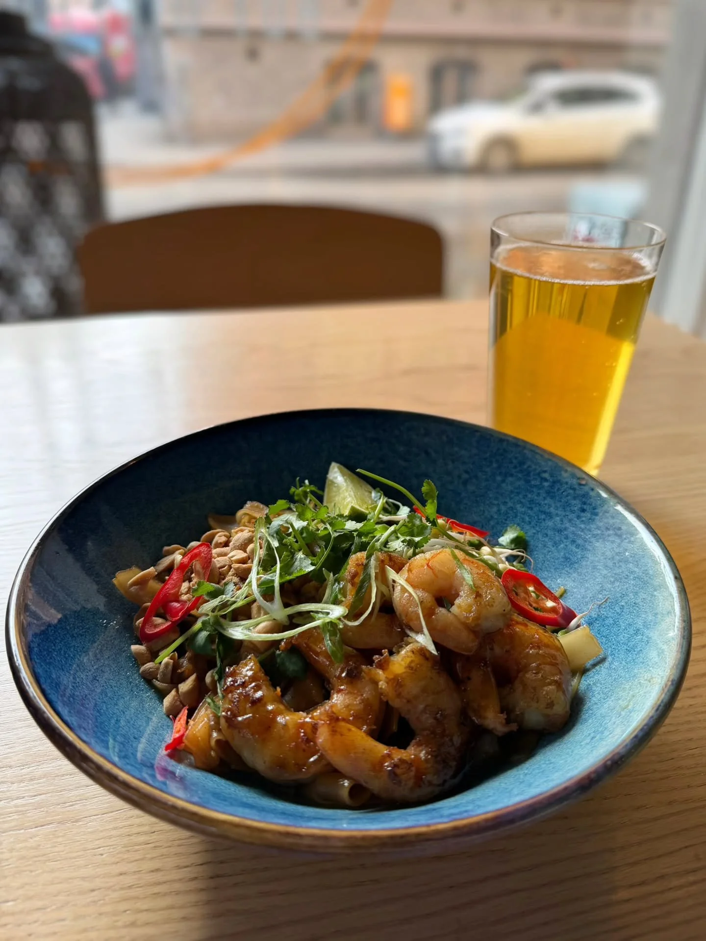 Ootko k&auml;ynyt Thaimaassa? 🇹🇭

Jos kyll&auml;, Pad Thai on varmasti tuttu!

Meill&auml; se tehd&auml;&auml;n tietysti SameSame but different -tyyliin: Leve&auml;&auml; riisinuudelia scampinpyrst&ouml;ill&auml; tai tofulla, pad thai -kastiketta, 